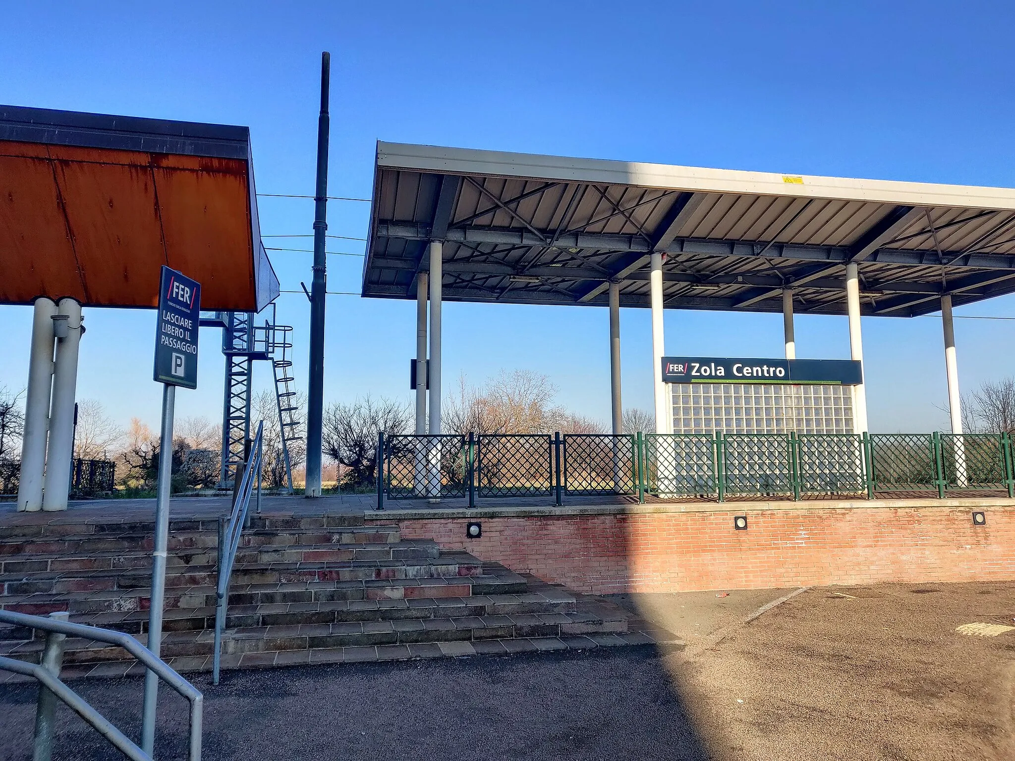 Photo showing: Stazione ferroviaria di Zola Centro.