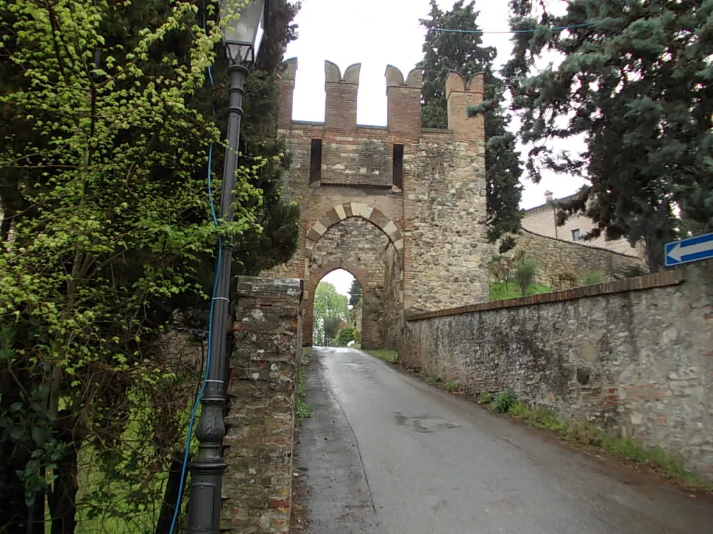 Photo showing: portale d'ingresso al borgo