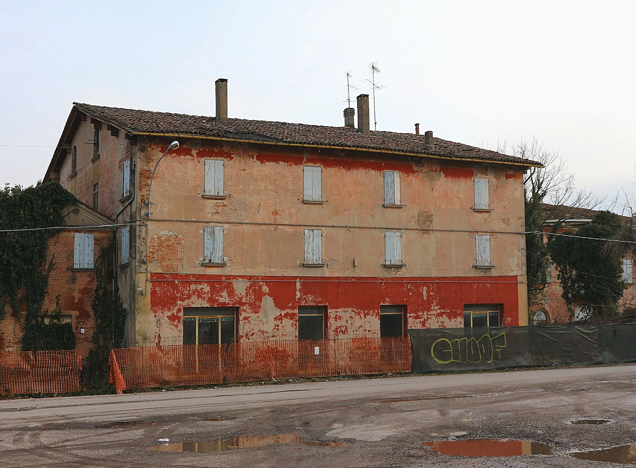 Photo showing: Closed shops in abandoned building in Granarolo - Bologna (Italy)