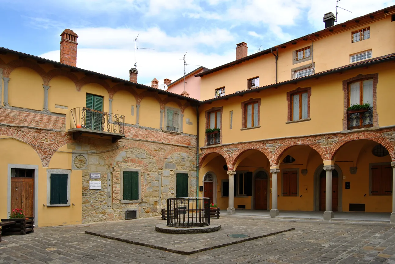 Photo showing: Monghidoro, Bologna, Italy: The cloister of St Michael Abbey (1530), actually named St Leonard's Place. Two sides of the cloister were closed during the 18th century with new walls to make common apartments. Another side, near the bell tower, was demolished after World War II.