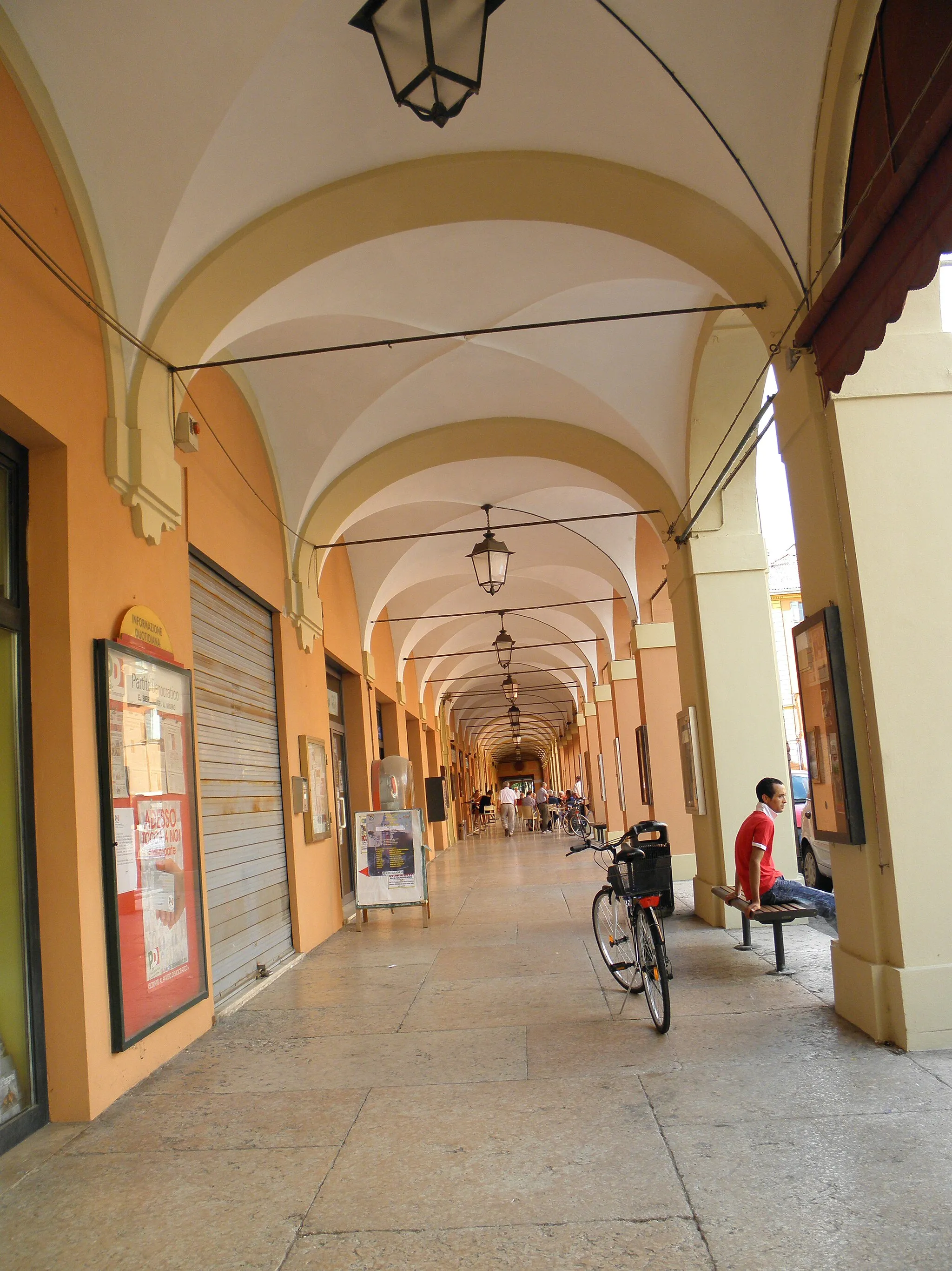 Photo showing: San Giorgio di Piano, il porticato di via della Libertà.