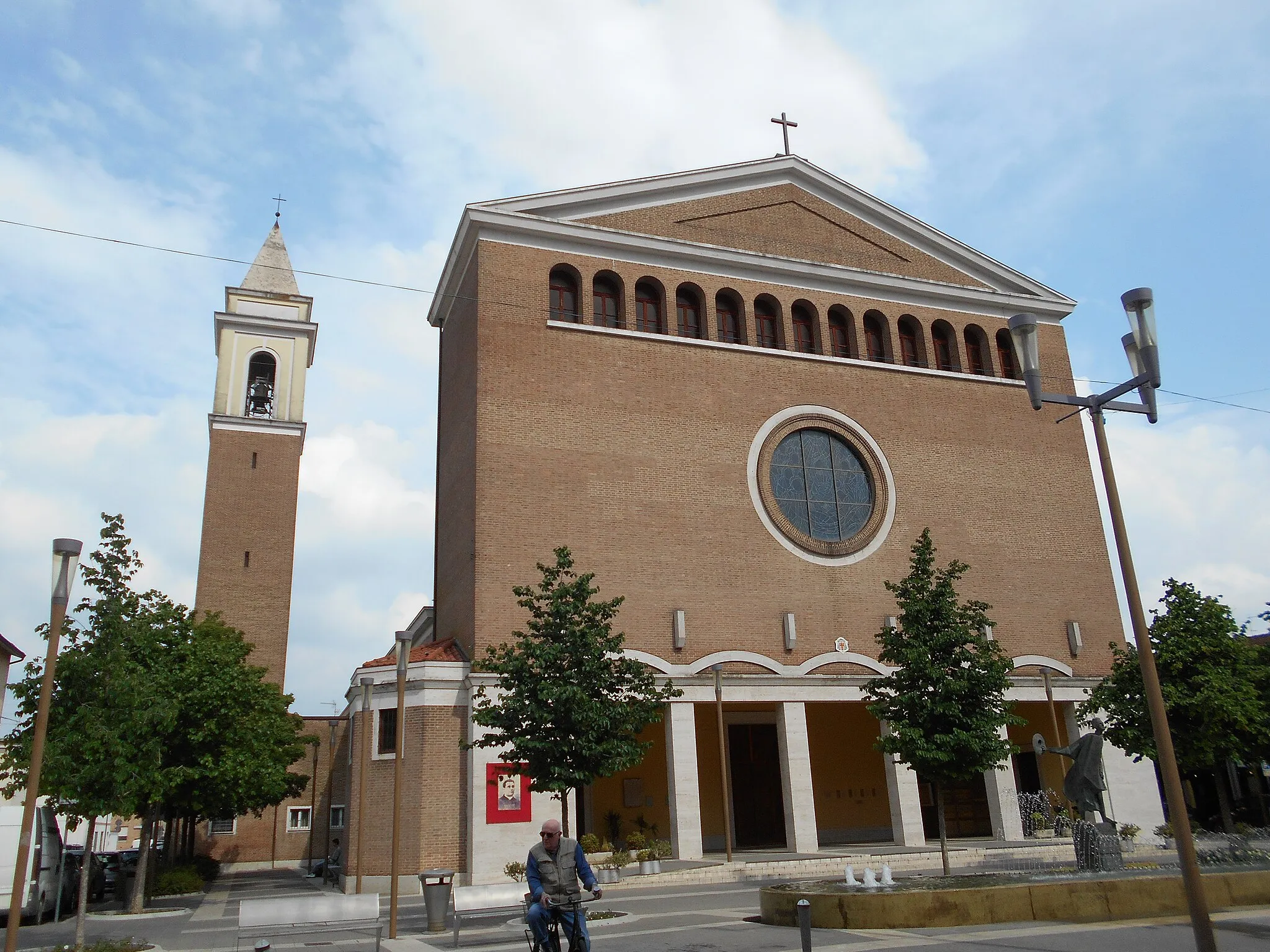 Photo showing: Duomo di San Nicolò con le spoglie di Don Giovanni Minzoni, Argenta