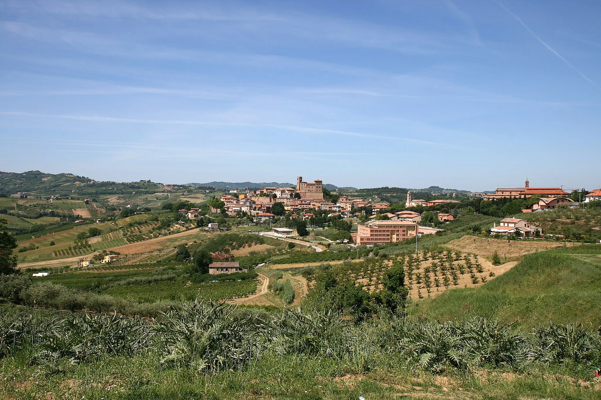 Photo showing: View from SE of Longiano and vicinity, Forlì Cesena Province, Emilia-Romagna Region, Italy.