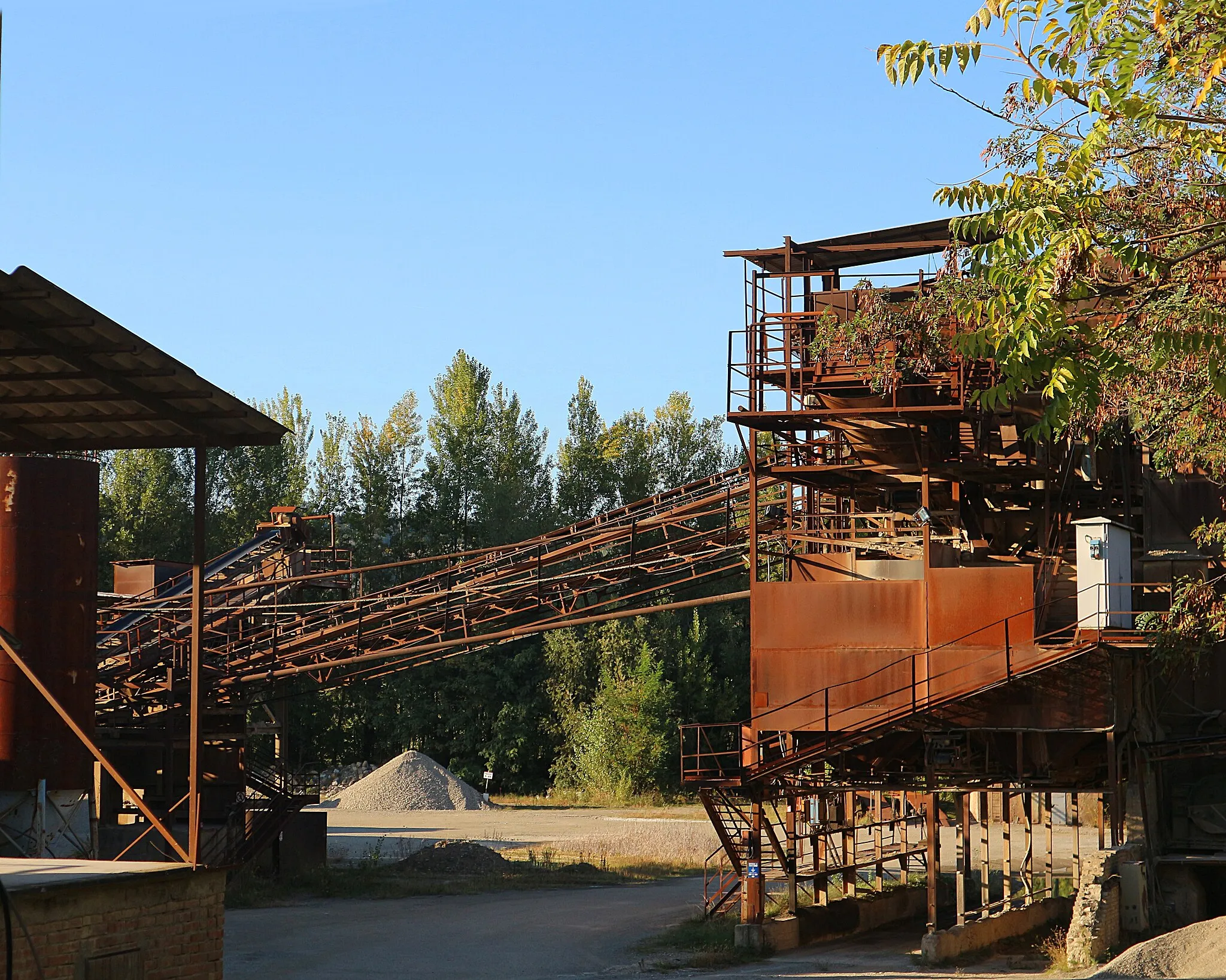 Photo showing: Old rusty crusher along the Panaro river - Marano sul Panaro, Italy