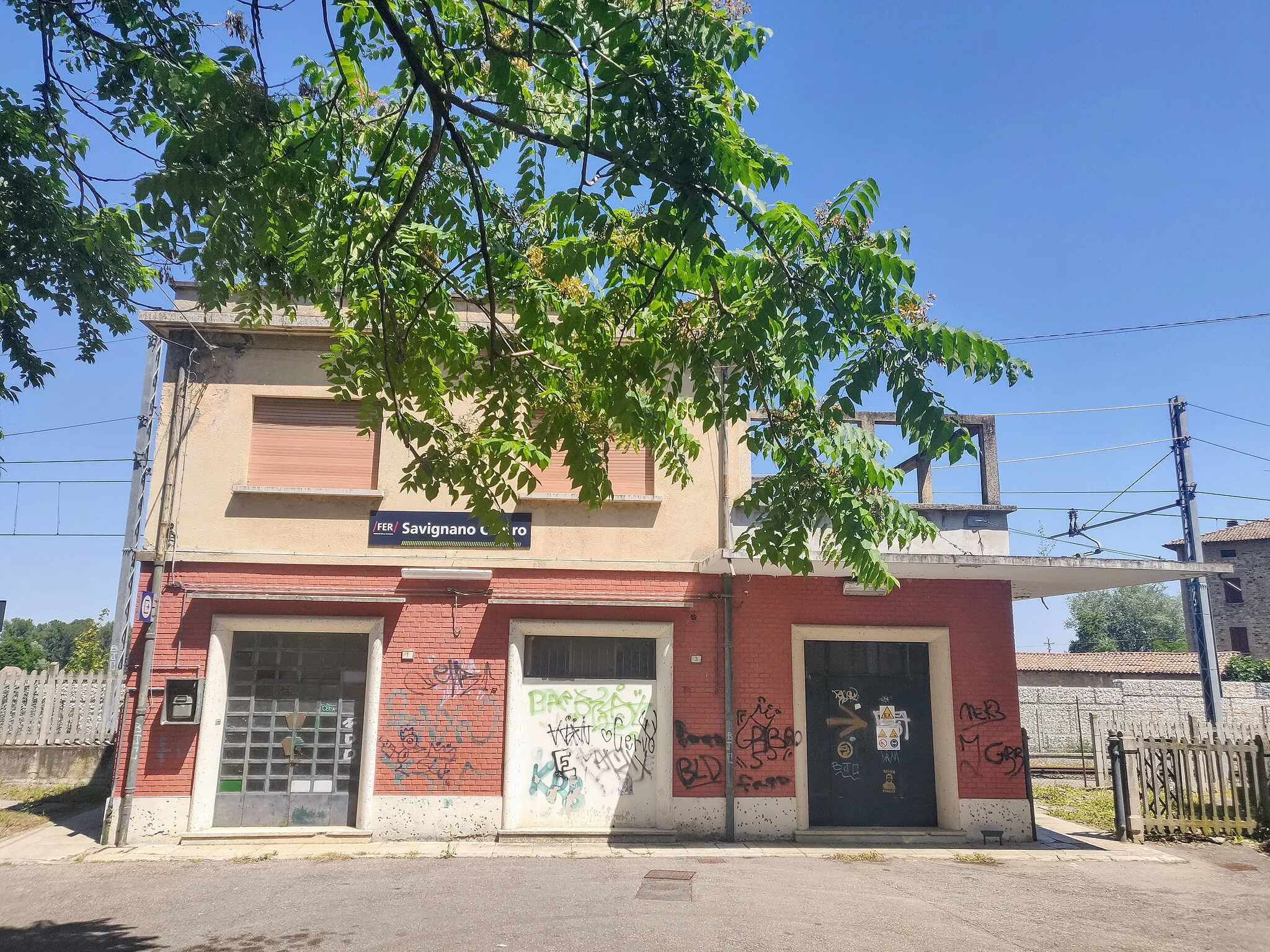 Photo showing: La stazione ferroviaria di Savignano Centro, a Savignano sul Panaro, in provincia di Modena.