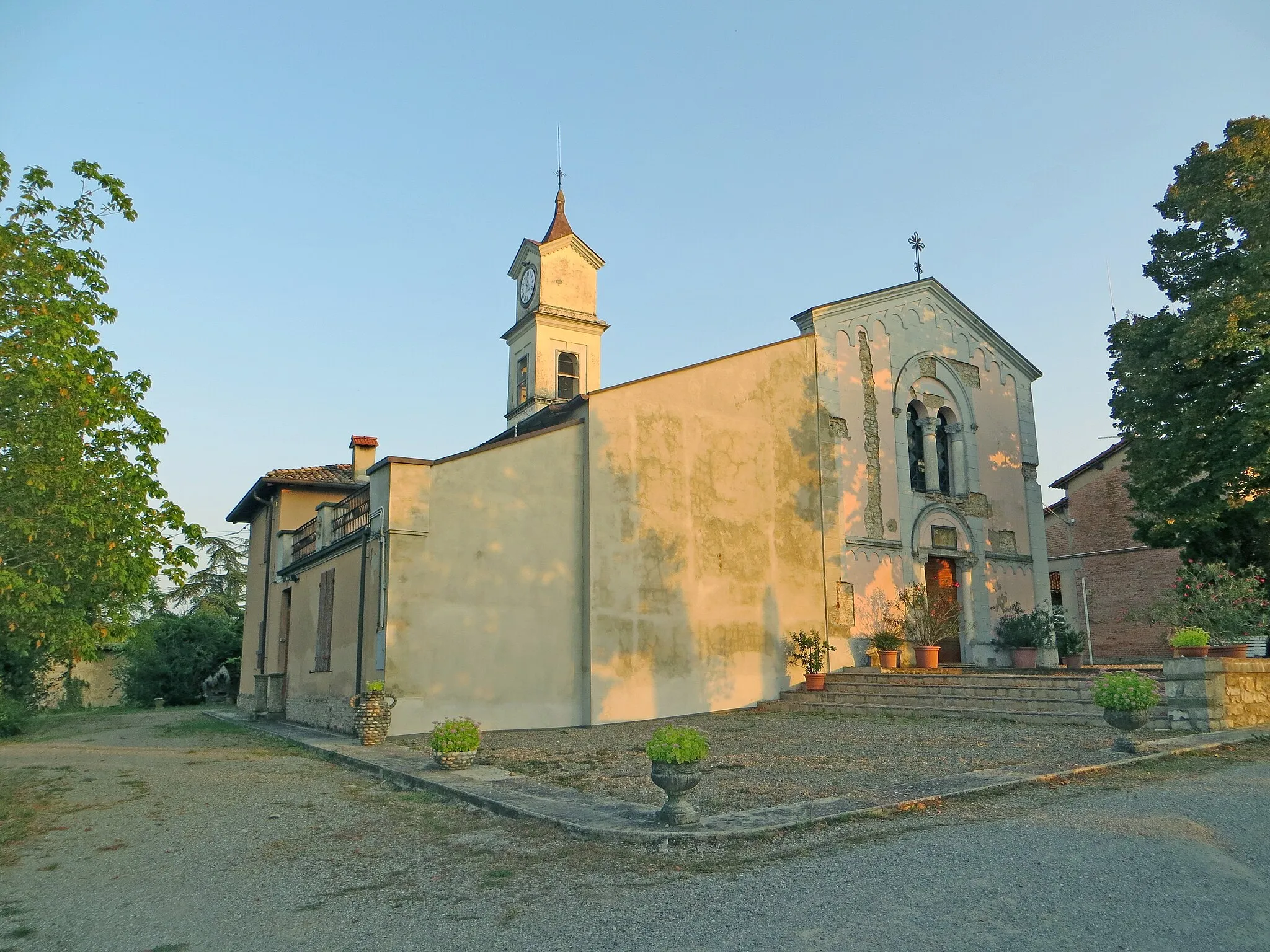 Photo showing: Facciata e lato nord della chiesa di San Nicolò