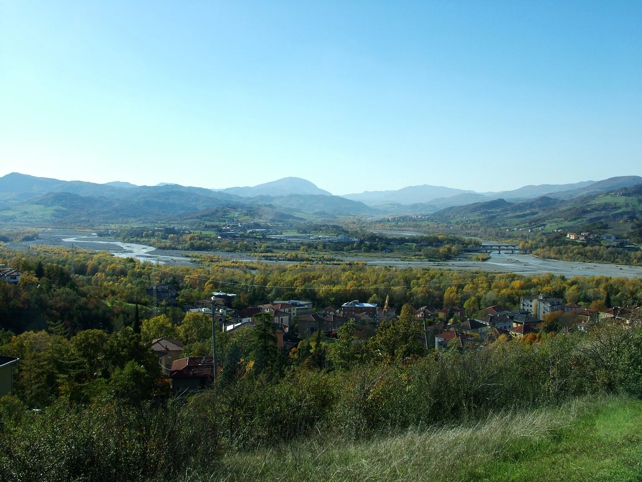 Photo showing: Confluence of Ceno river (right) into Taro river (left) at the height of the village of Rubbiano, municipality of Soligano, at the foreground the village of Fornovo di Taro, province of Parma, Italy.