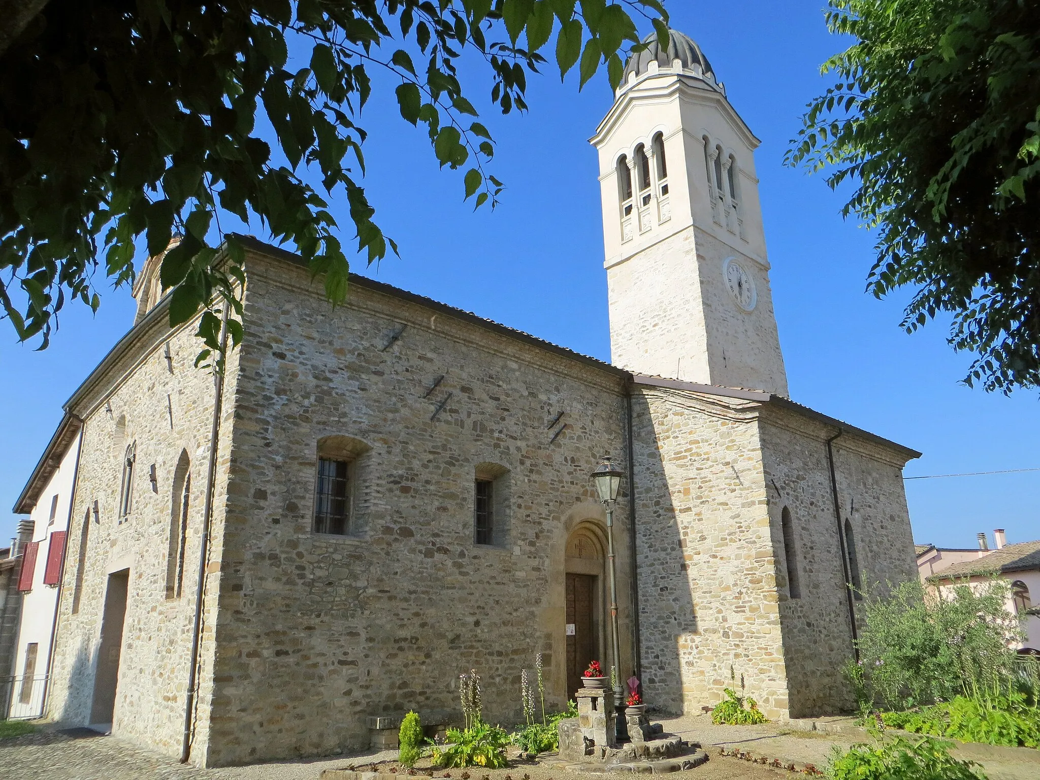 Photo showing: Chiesa di San Michele Arcangelo (Lesignano de' Bagni) - facciata e lato sud