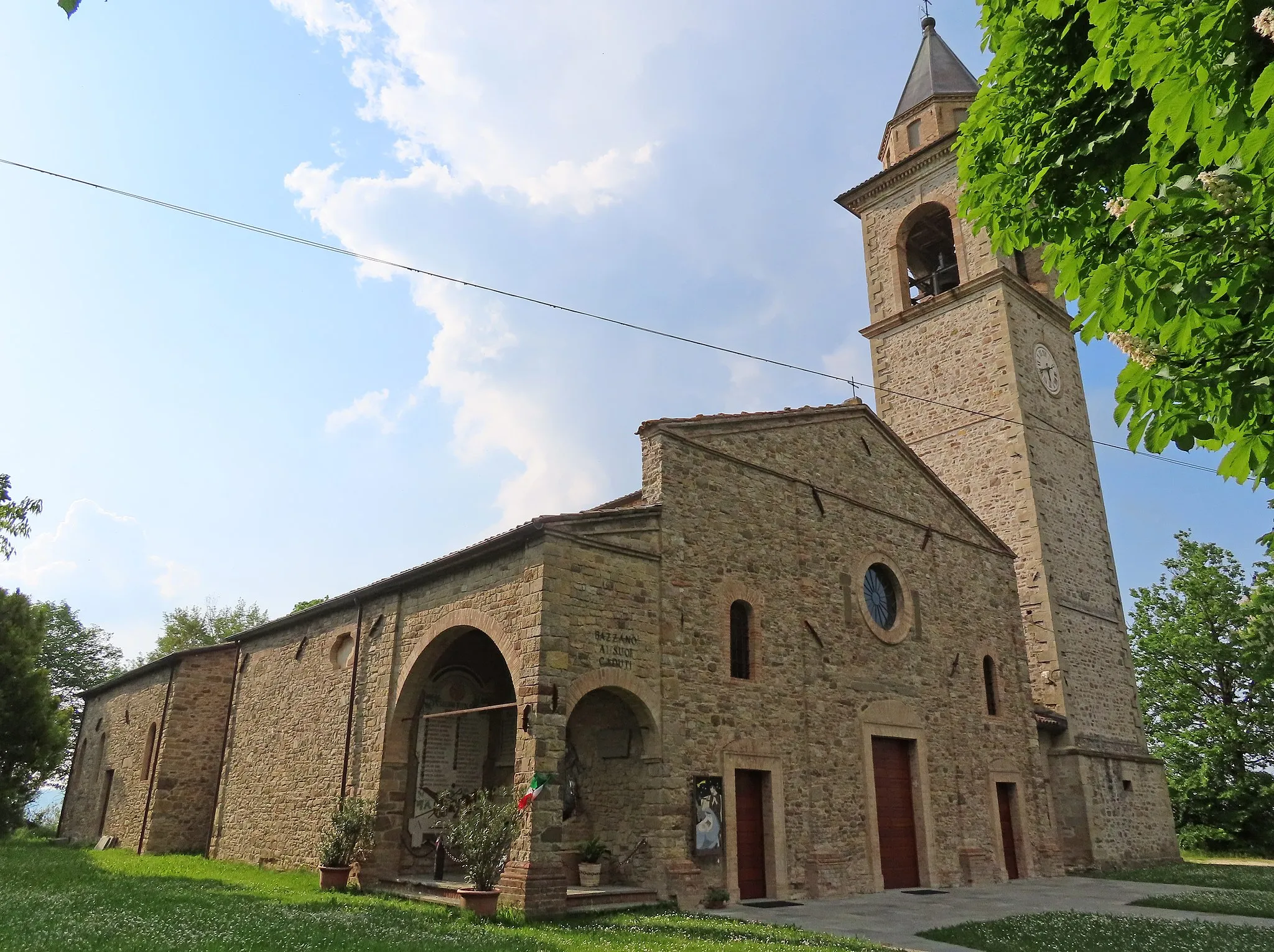 Photo showing: Facciata e lato sud della pieve di Sant'Ambrogio
