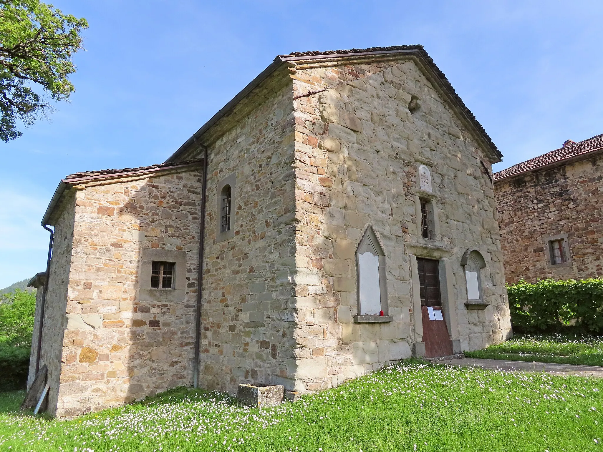 Photo showing: Facciata e lato nord della chiesa di Santa Maria Assunta