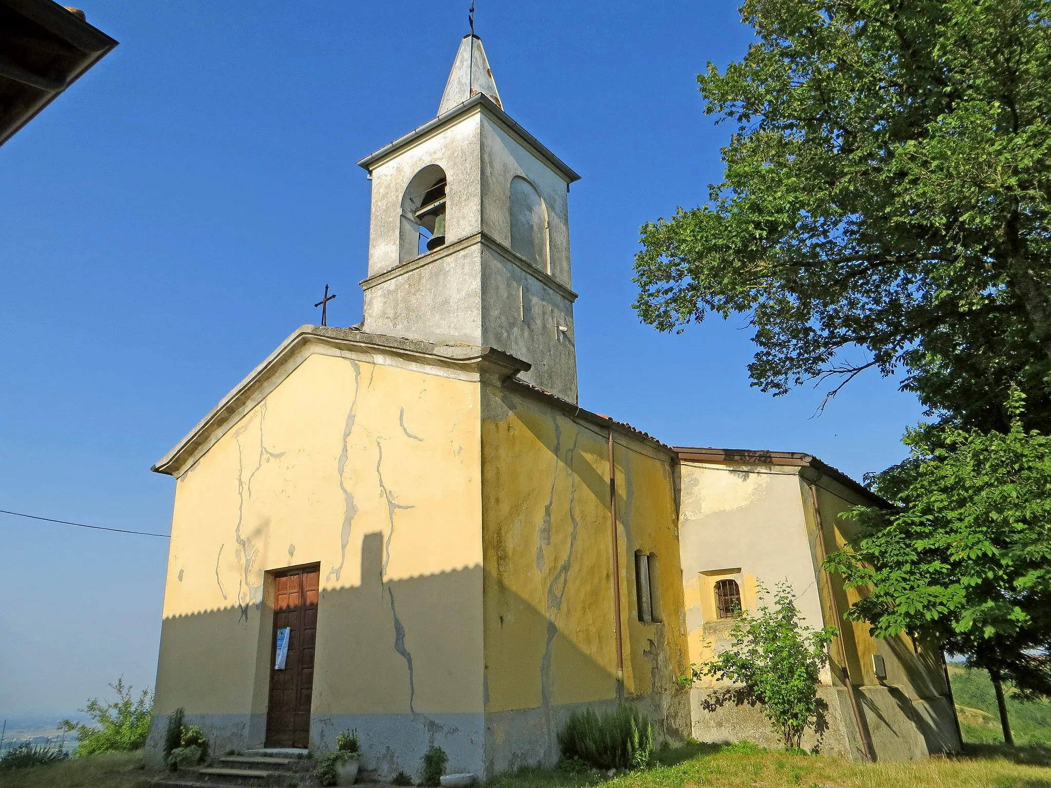 Photo showing: Chiesa di San Michele Arcangelo (Sivizzano, Traversetolo) - facciata e lato sud