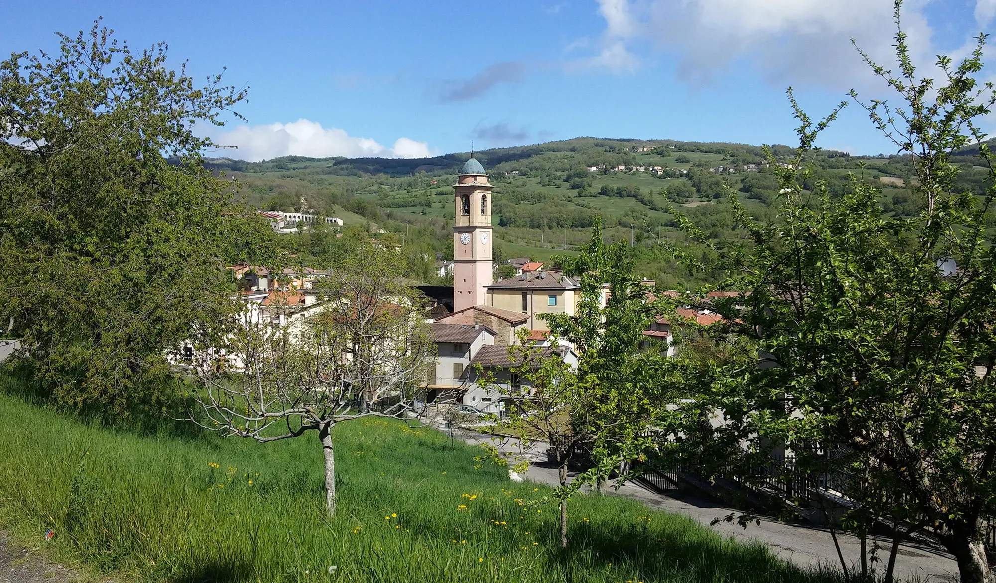 Photo showing: Scorcio di Morfasso con il campanile della chiesa di Santa Maria Assunta e Santa Franca da Vitalta.