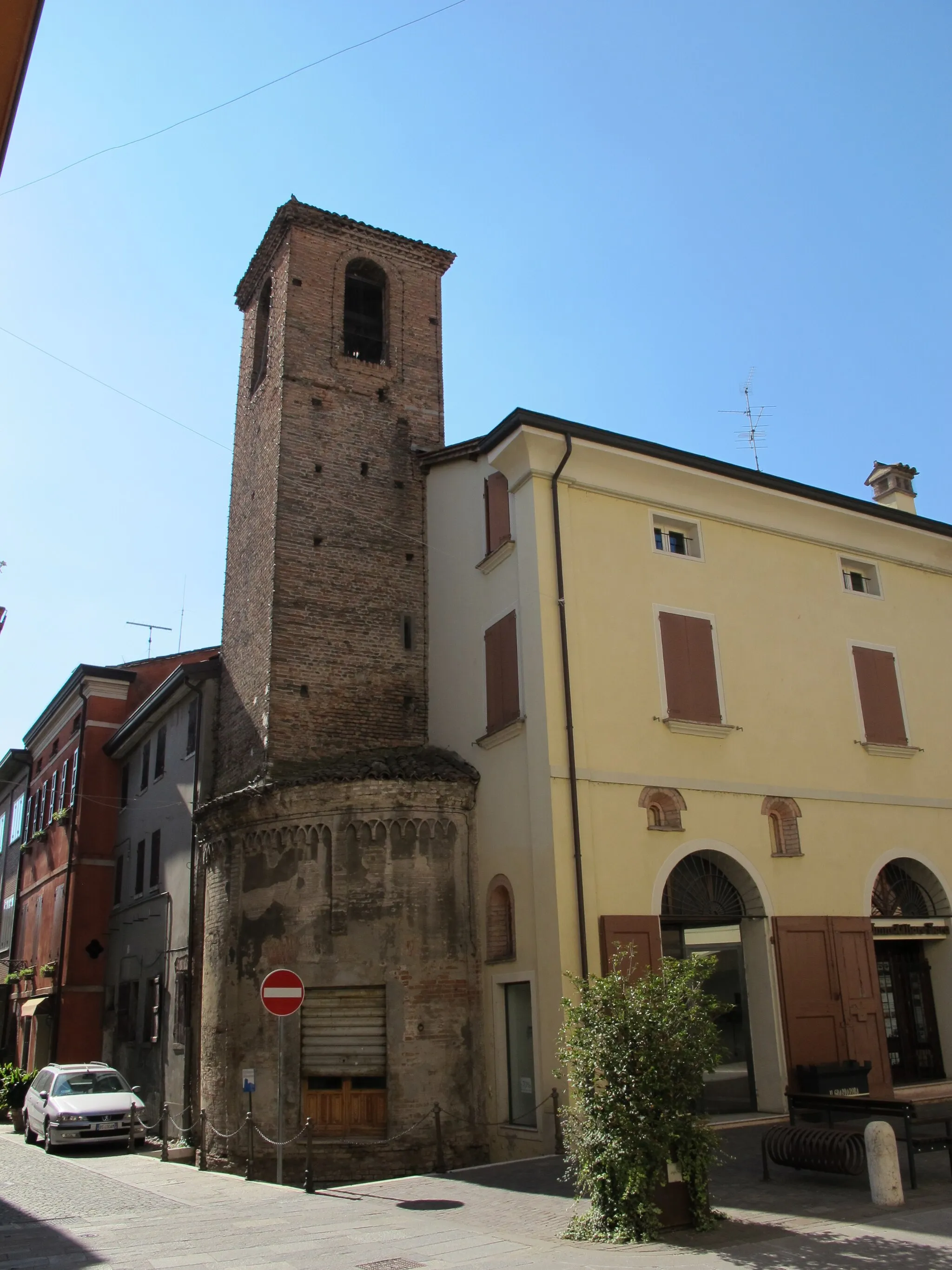 Photo showing: Abside e torre dell'antica chiesa di rubiera