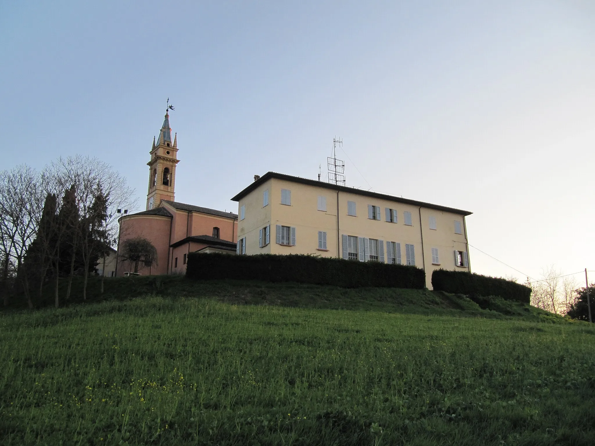 Photo showing: Veduta della Pieve di Albinea e della canonica