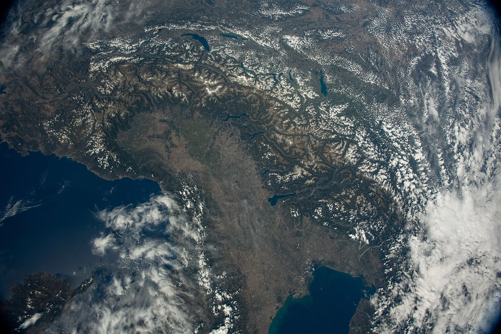 Photo showing: View of Earth taken during ISS Expedition 67.