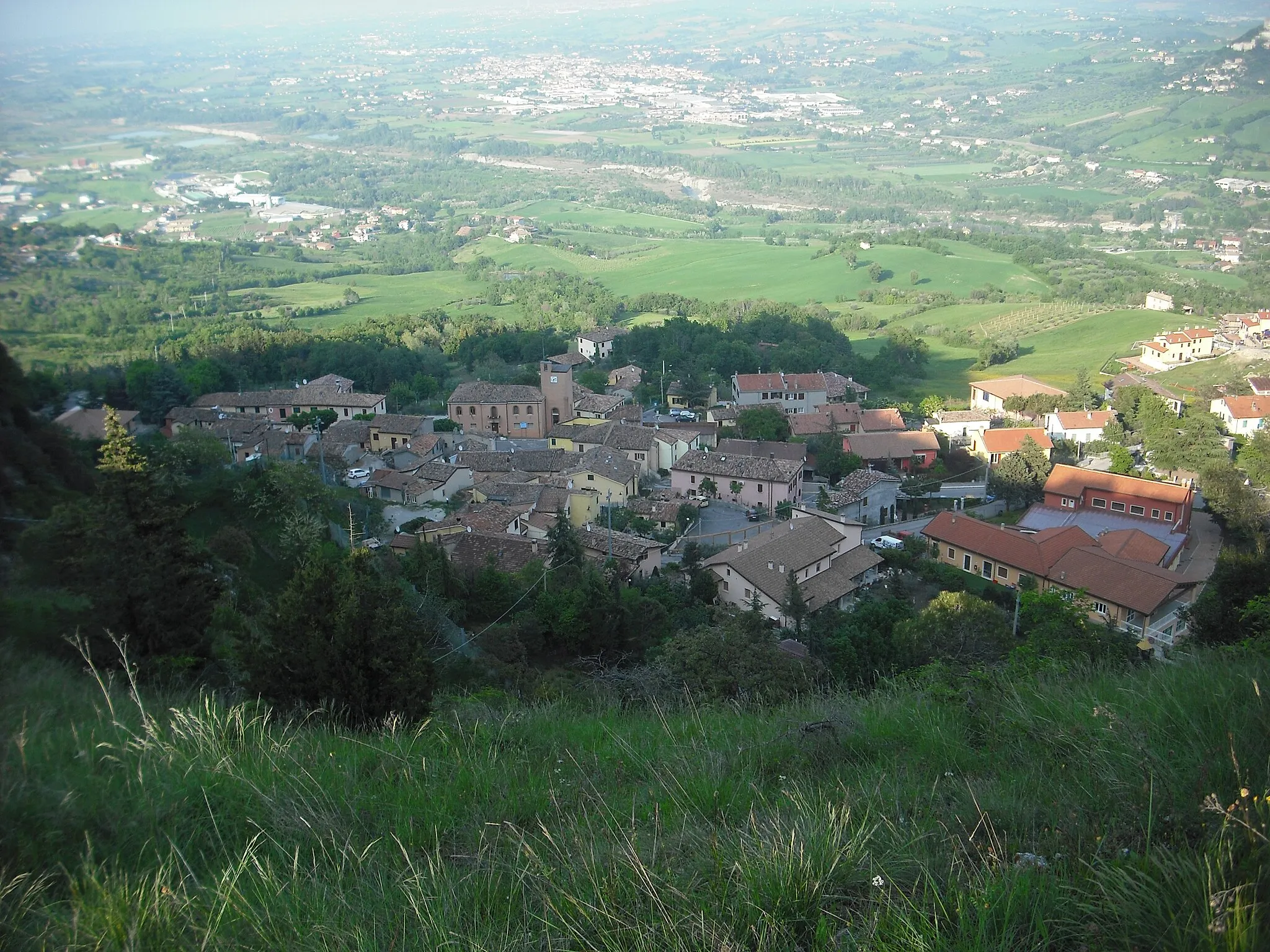Photo showing: Vista di Torriana dallo sperone di roccia situato sopra al paese.
