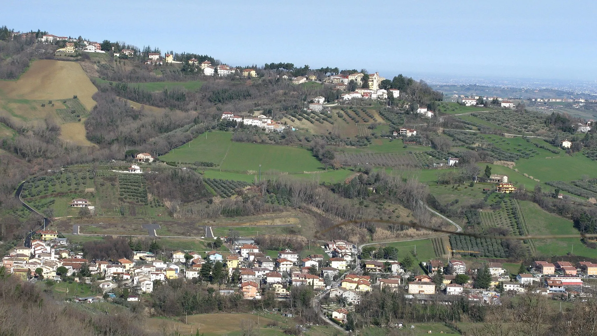 Photo showing: Panorama di Taverna, frazione di Monte Colombo.