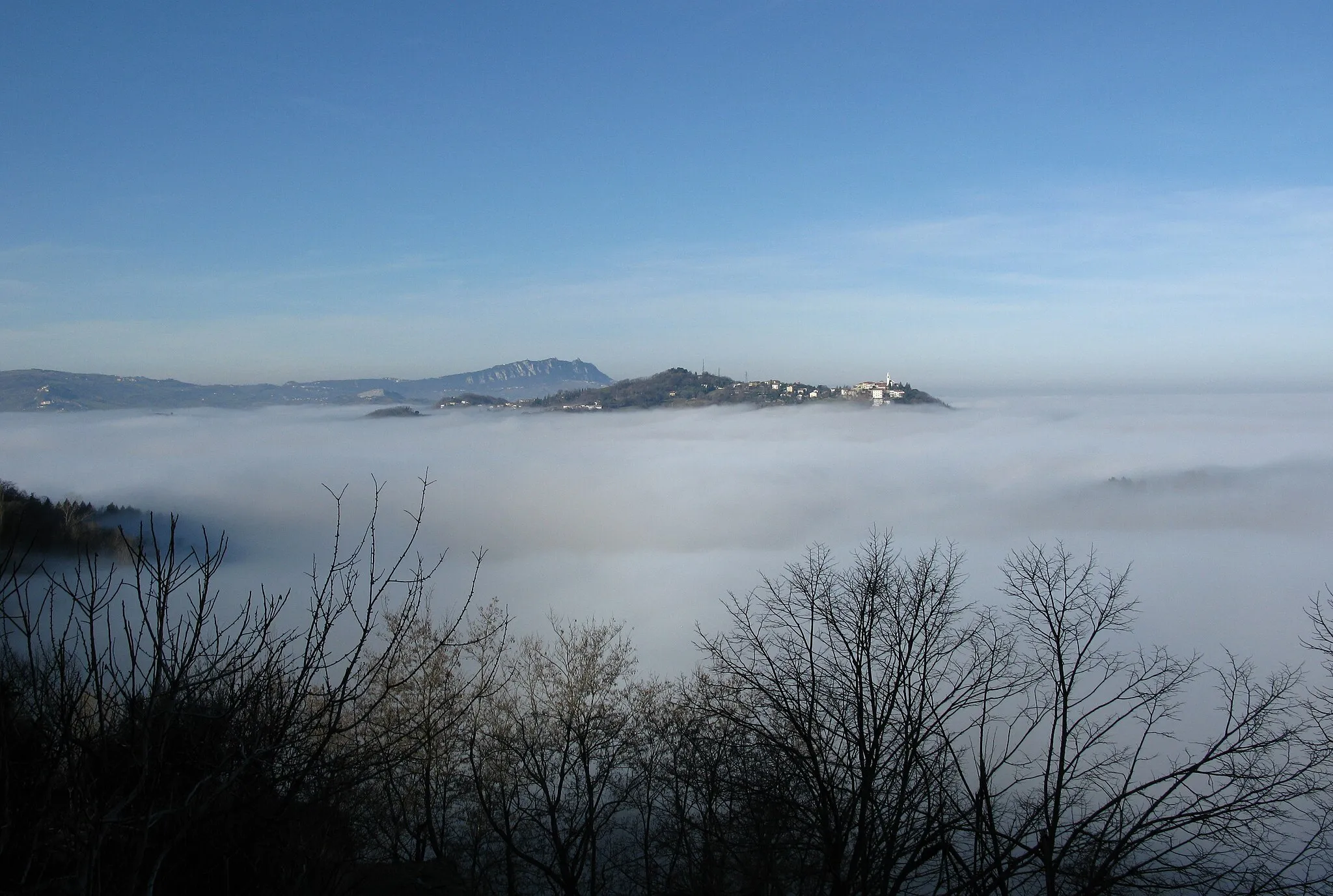 Photo showing: Panorama di Gemmano con la nebbia.