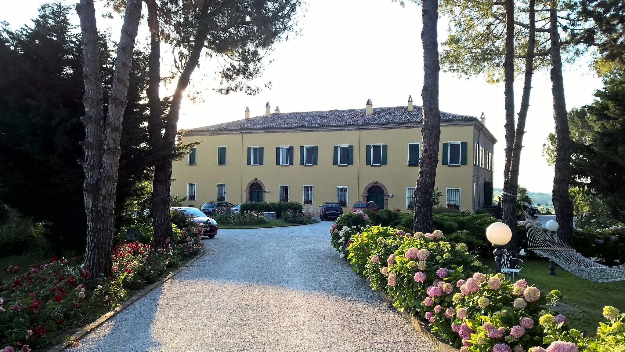 Photo showing: Palazzo Astolfi (Poggio Torriana, Italia). Vista della facciata principale e del vialetto di ingresso