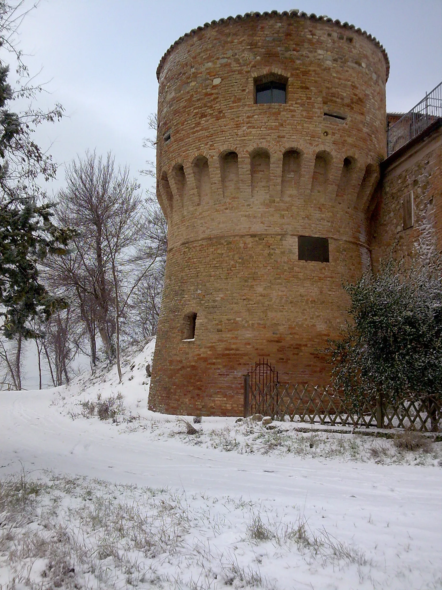 Photo showing: La torre era parte del borgo incastellato di Pieve S. Andrea tra Imola e Casalfiumanese (Bologna). Del castello resta la torre e due lati con le mura del XV secolo. La pieve risale al secolo XI.