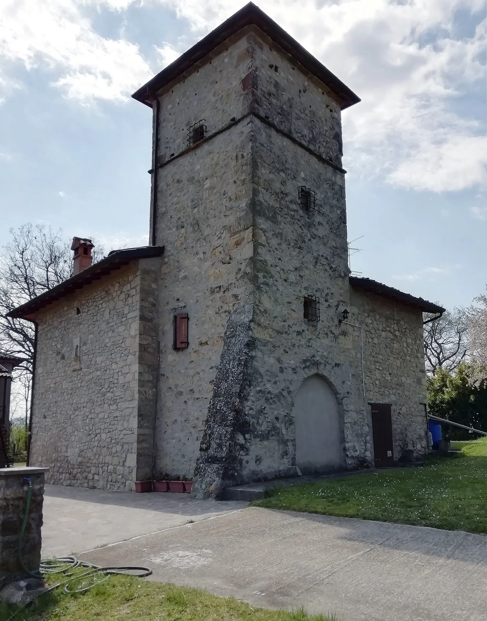Photo showing: Edificio storico, con loggiato sei-settecentesco e torre, nel borgo di Siano (o "Castello rustico"), a Castellino delle Formiche, Guiglia (MO).