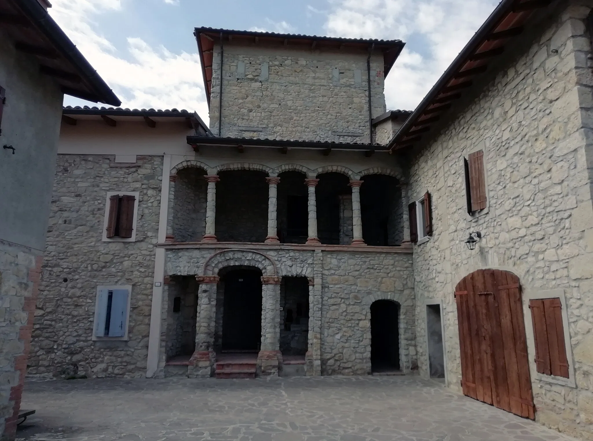 Photo showing: Edificio storico, con loggiato sei-settecentesco e torre, nel borgo di Siano (o "Castello rustico"), a Castellino delle Formiche, Guiglia (MO).