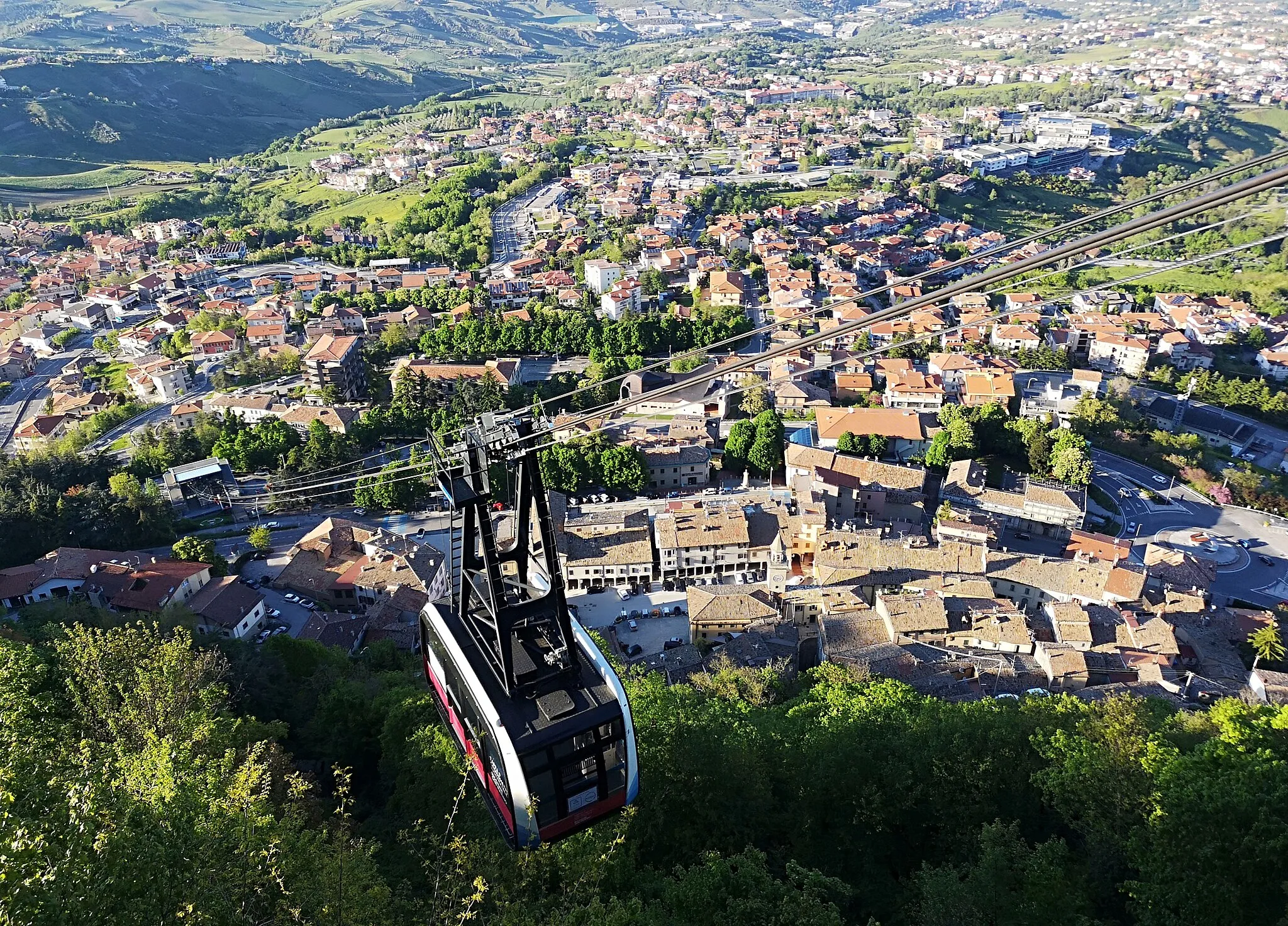 Photo showing: Cableway of San Marino and view of Borgo Maggiore.