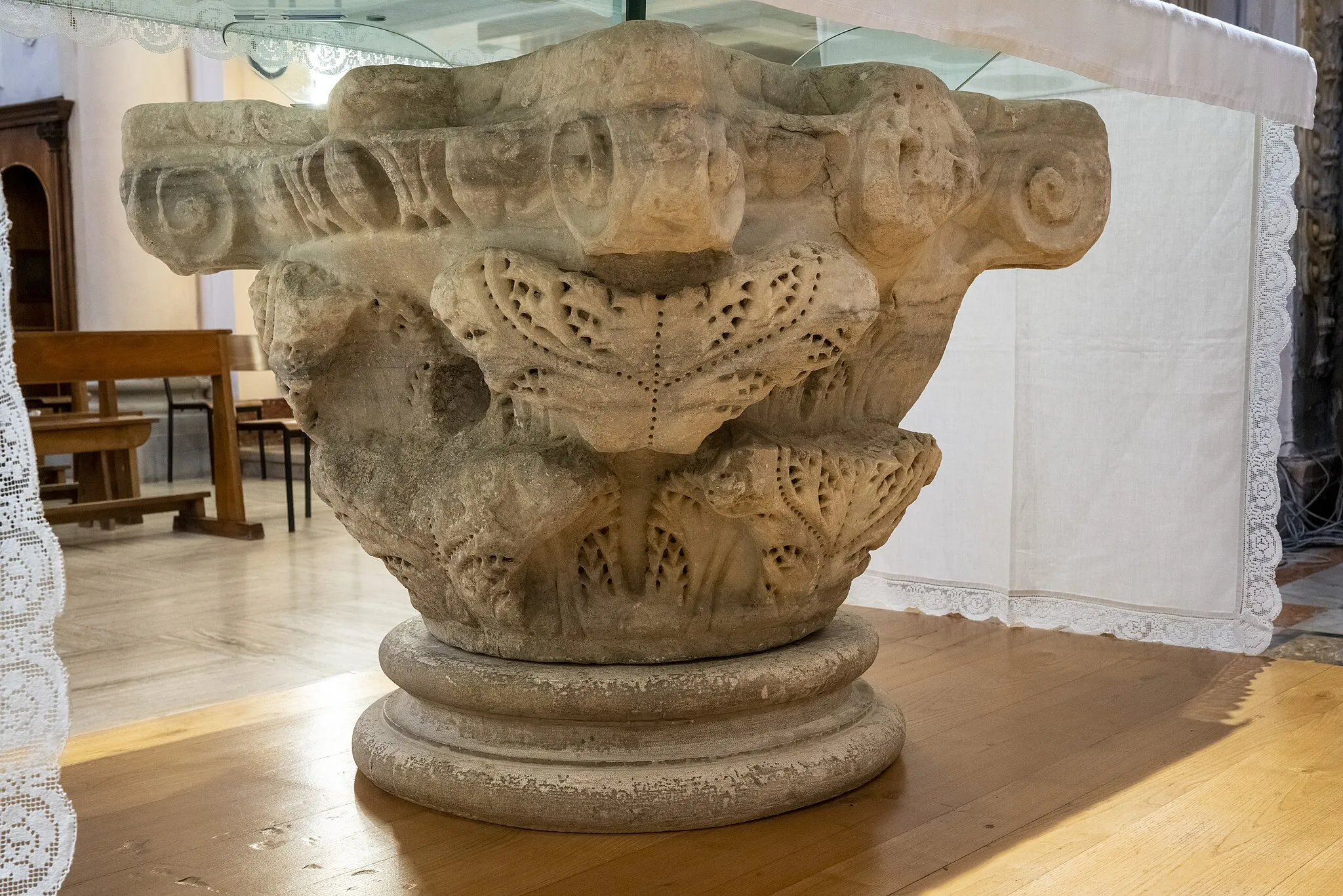 Photo showing: Capitello teodoriciano del VI secolo che si trova presso la Pieve di Cesato nel comune di Faenza(Ravenna)