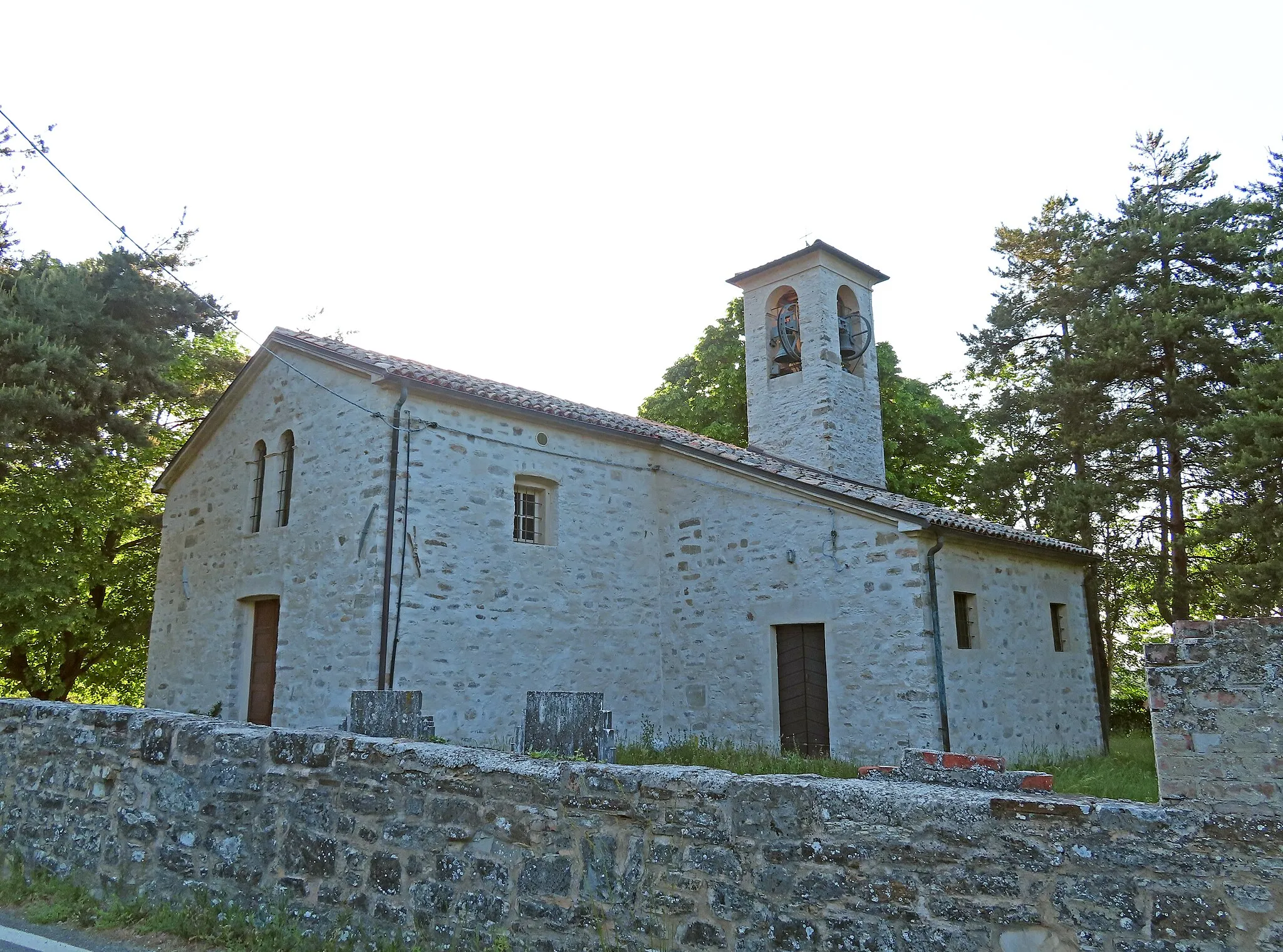 Photo showing: Facciata e lato est della chiesa di San Giacomo Apostolo