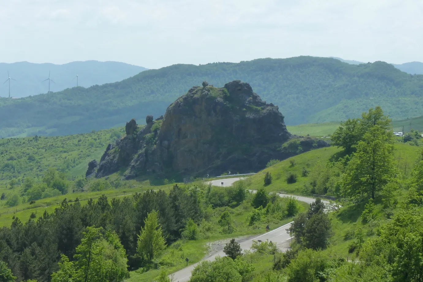 Photo showing: Sasso di San Zanobi (or Zenobi), a Jurassic-aged ophiolite outcrop located near Firenzuola in the Northern Apennine, between Emilia-Romagna and Tuscany (Italy). Picture taken facing SE.