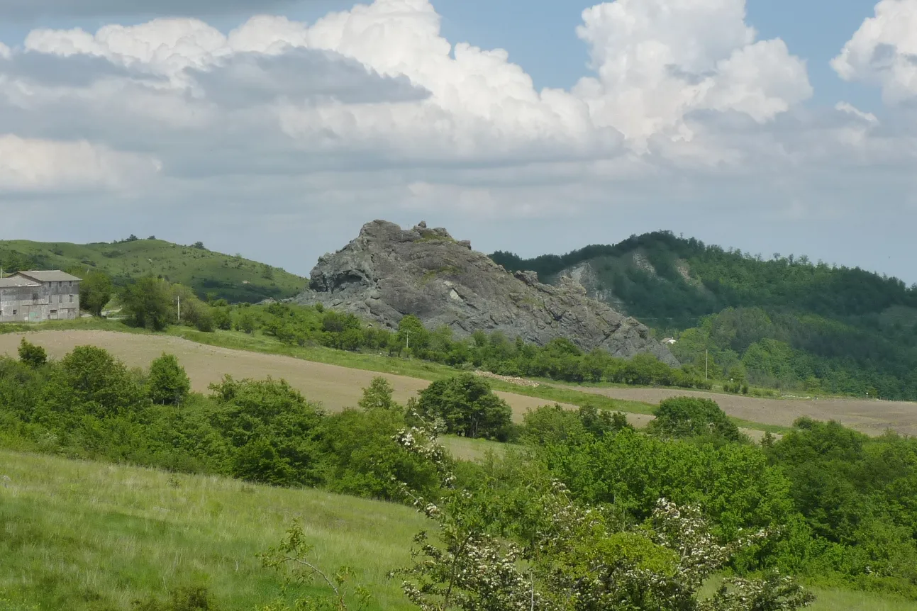 Photo showing: Sasso di San Zanobi (or Zenobi), a Jurassic-aged ophiolite outcrop located near Firenzuola in the Northern Apennine, between Emilia-Romagna and Tuscany (Italy). Picture taken facing NNE.