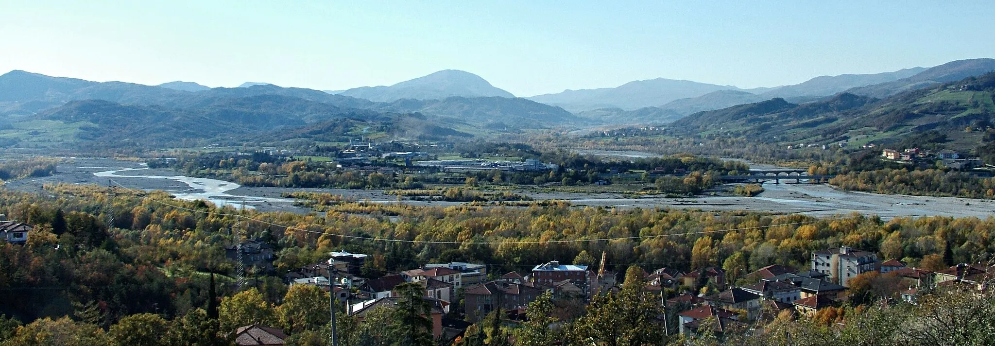 Photo showing: Confluence of Ceno river (right) into Taro river (left) at the height of the village of Rubbiano, municipality of Soligano, at the foreground the village of Fornovo di Taro, province of Parma, Italy.