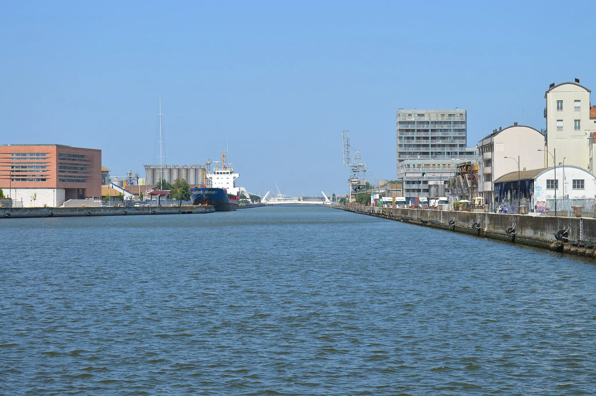 Photo showing: Darsena del canale Candiano a Ravenna. Al centro è visibile il ponte mobile.