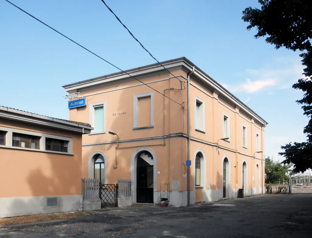 Photo showing: La ex stazione ferroviaria di Alseno, oggi Posto di Movimento.