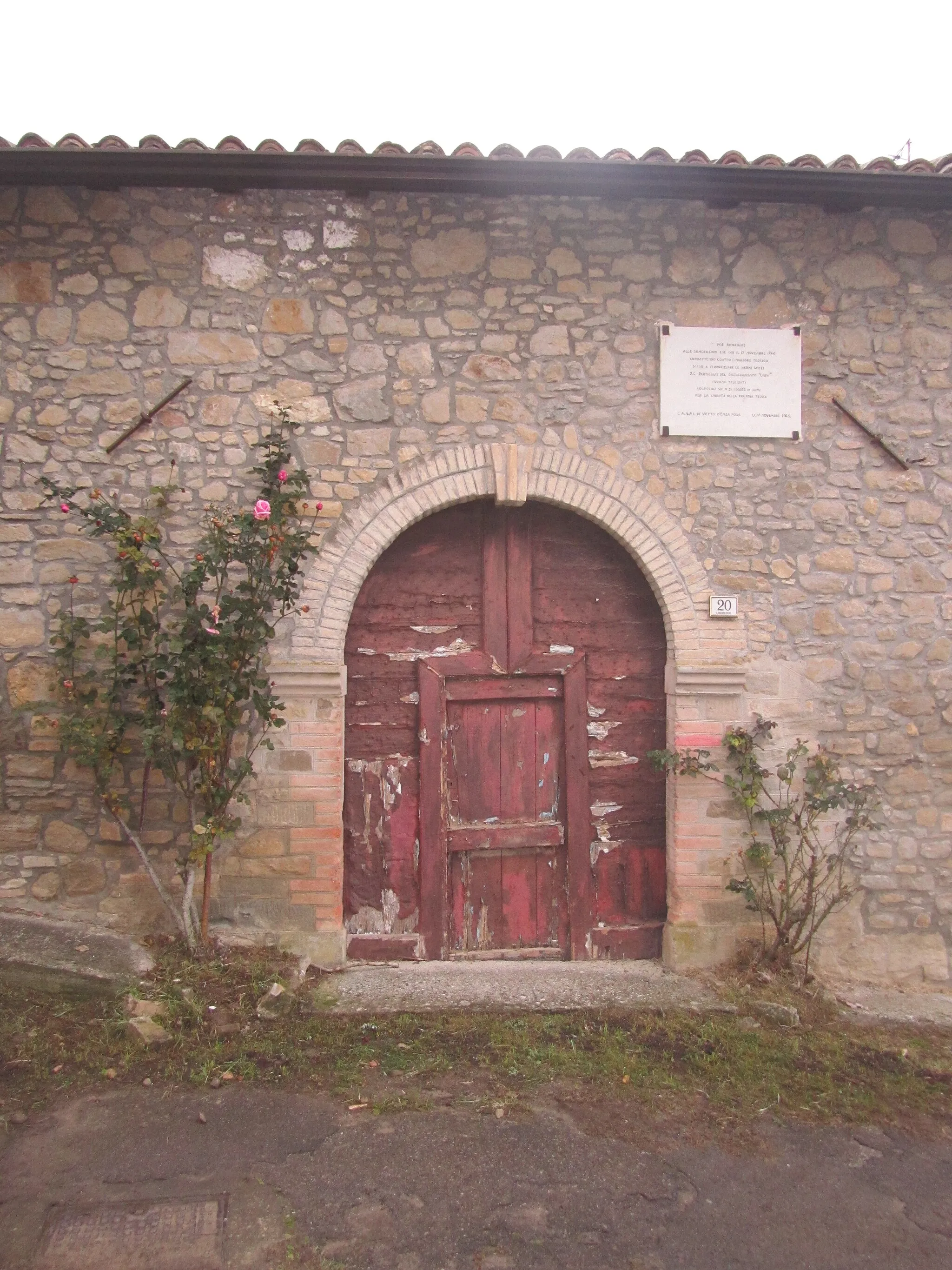 Photo showing: Ingresso della Corte Da Palude a Legoreccio, provincia di Reggio Emilia. Fu teatro dell'eccidio nazifascista del novembre 1944.