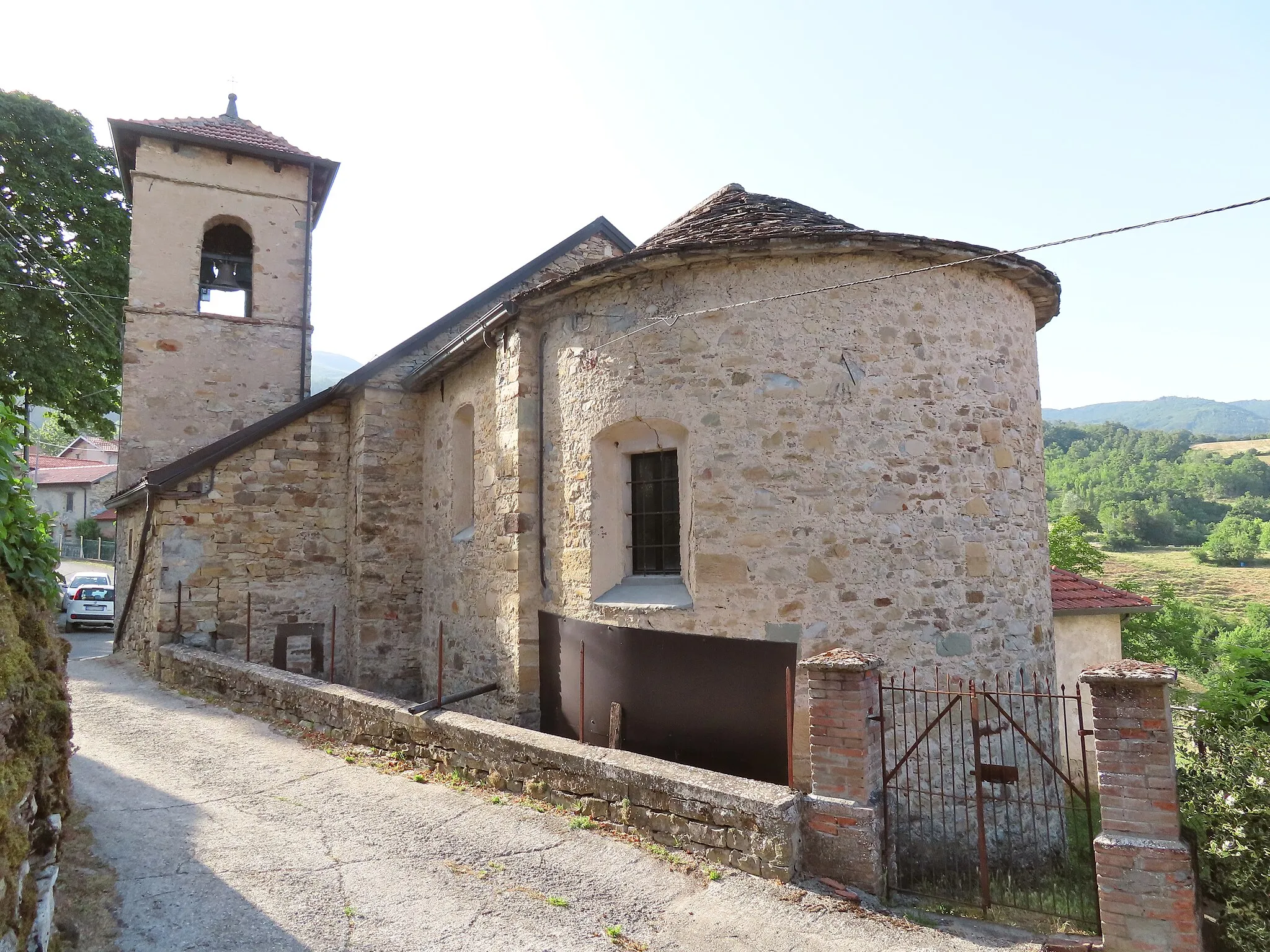 Photo showing: Abside e lato sud della chiesa di San Lorenzo