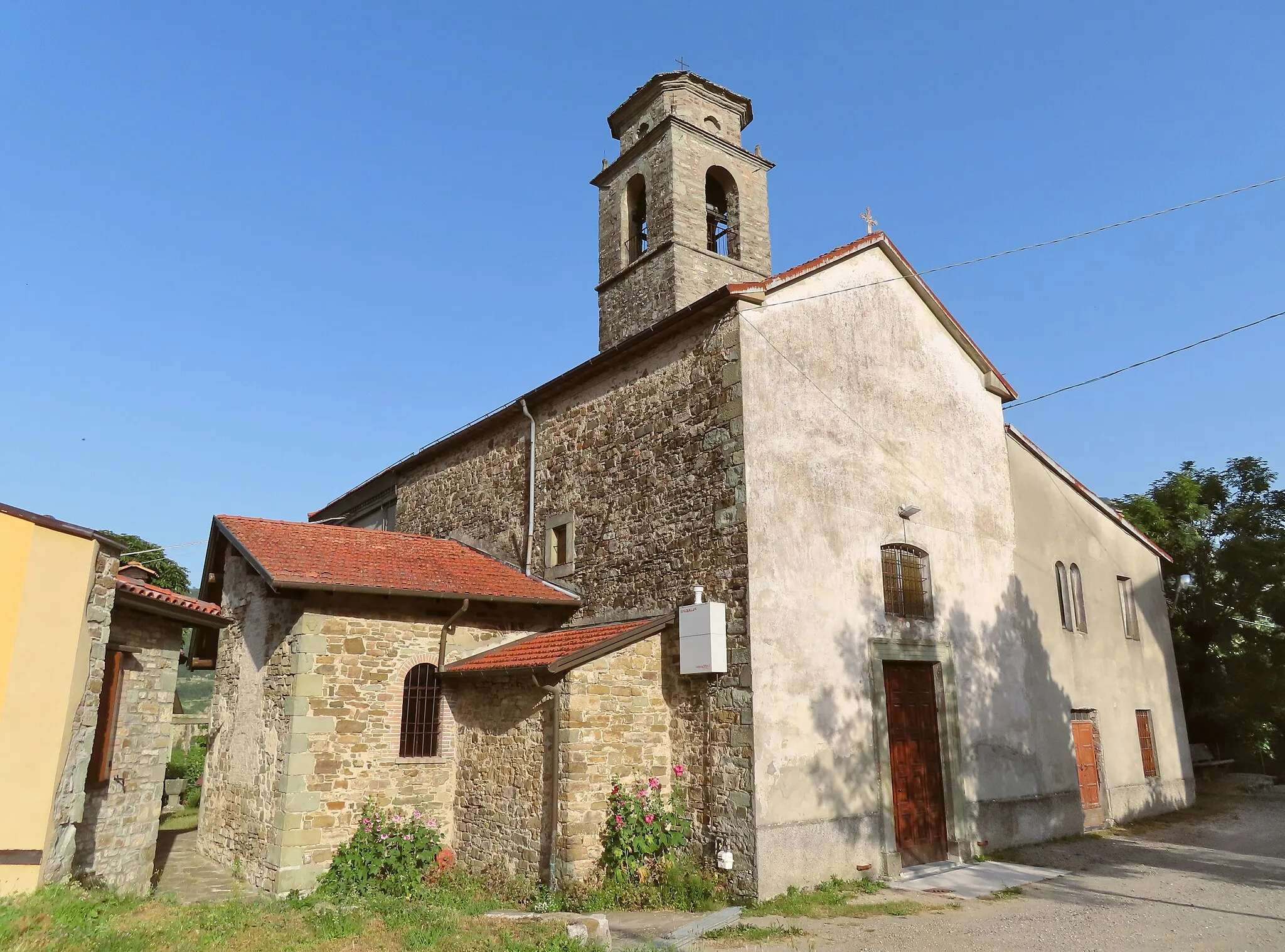 Photo showing: Facciata e lato nord della chiesa di San Michele Arcangelo