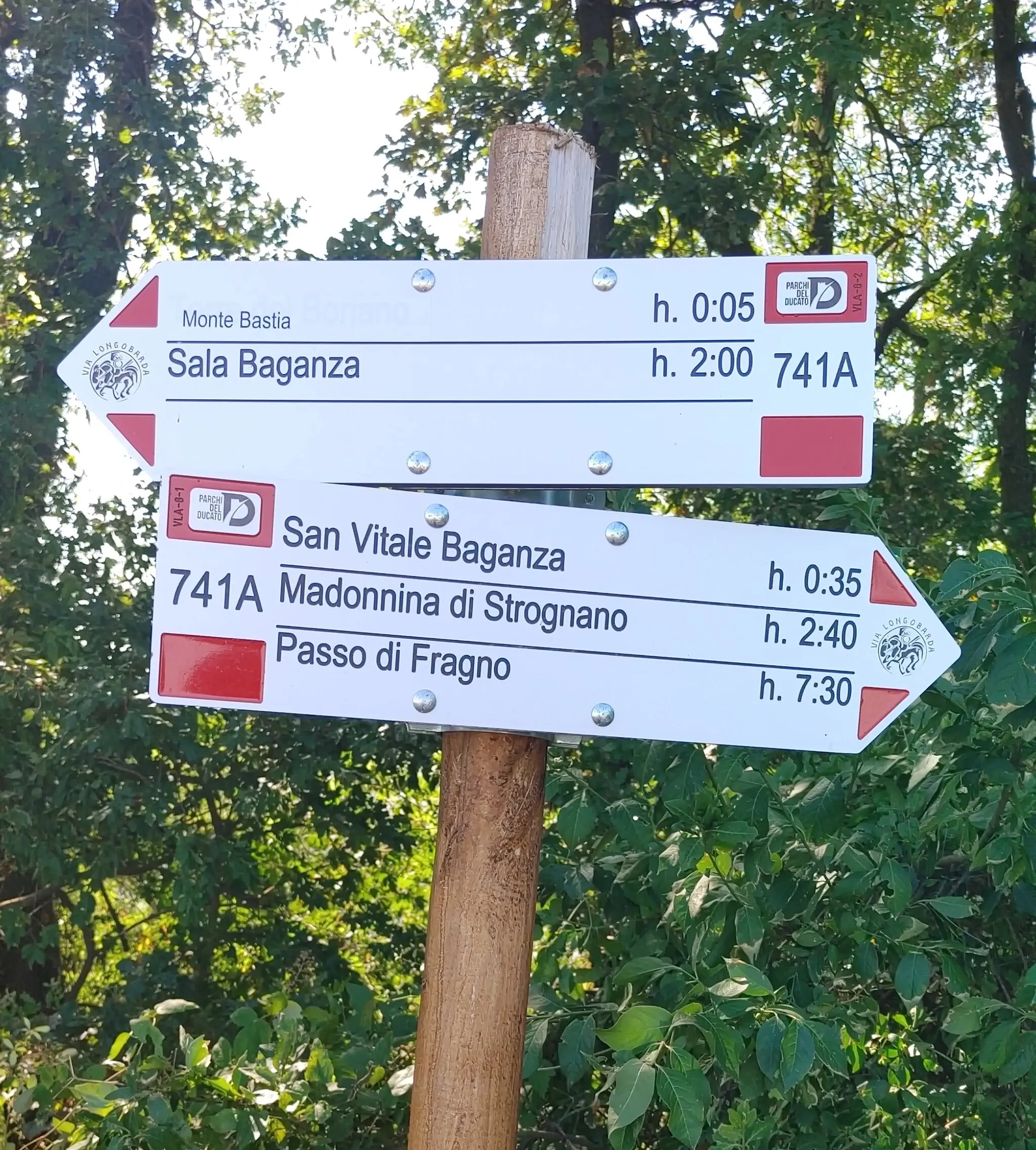 Photo showing: segnaletica sentieristica in provincia di Parma del Club Alpino Italiano