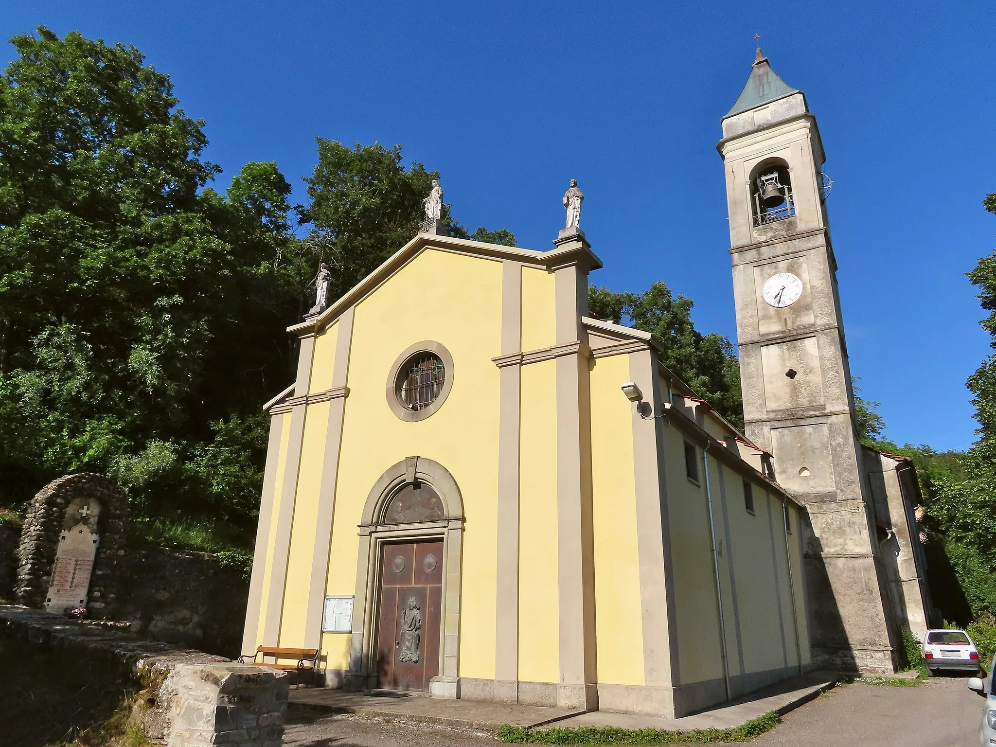 Photo showing: Facciata e lato sud della chiesa della Beata Vergine Annunciata