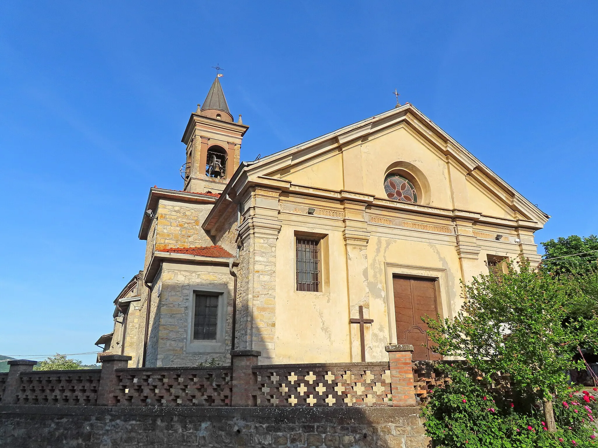 Photo showing: Facciata e lato nord della pieve di San Martino