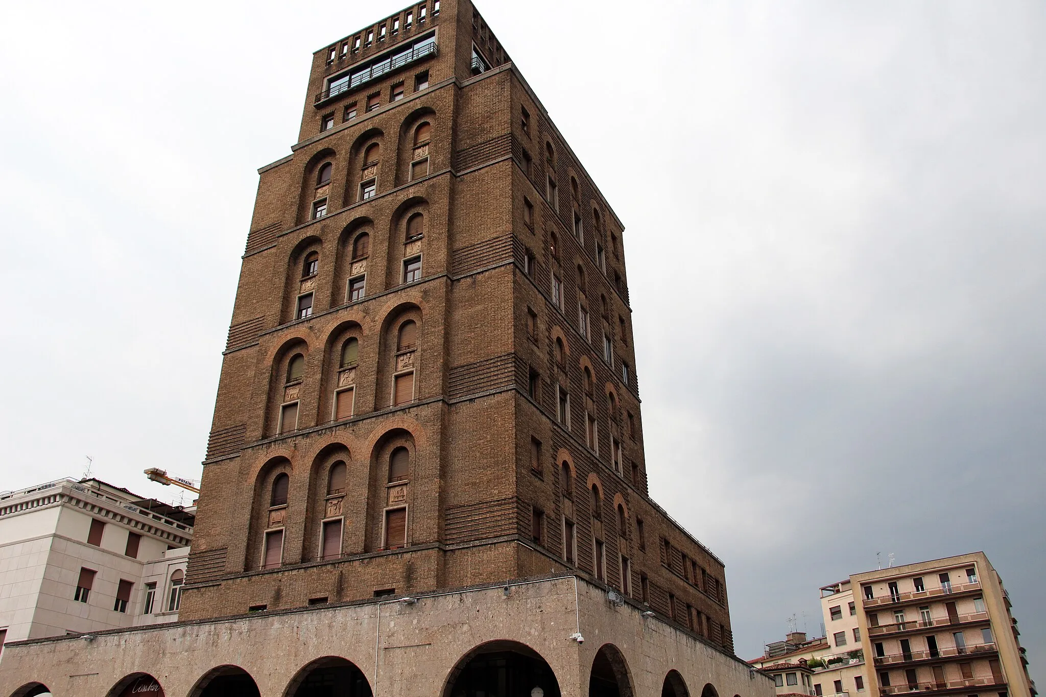 Photo showing: Centro Storico - Piazza della Vittoria
The INA Tower is the first skyscraper in Italy and also one of the first skyscrapers in Europe.
Arch. Marcello Piacentini

1930-32