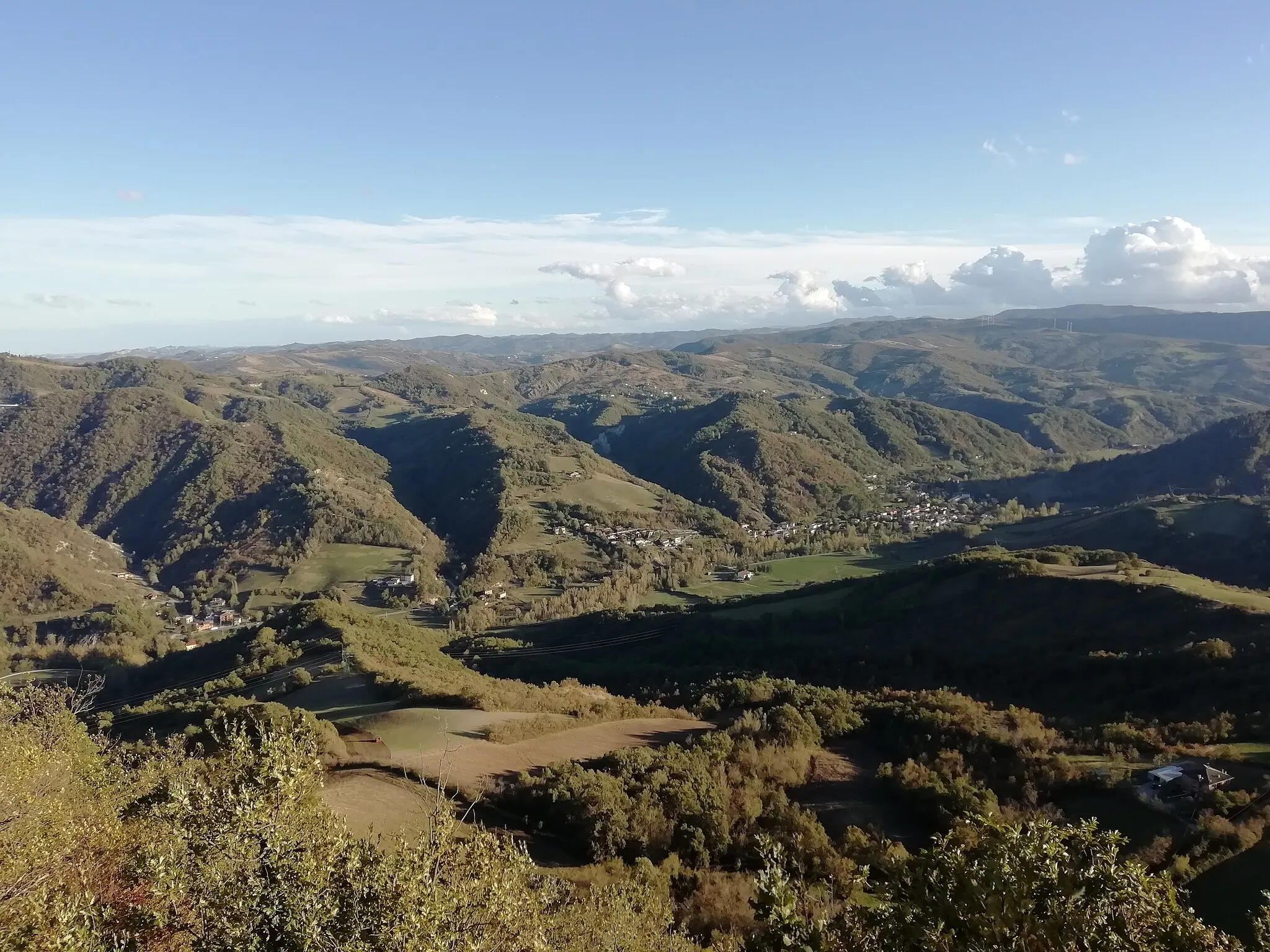 Photo showing: Monterenzio e panorama dal Santuario del Monte delle Formiche