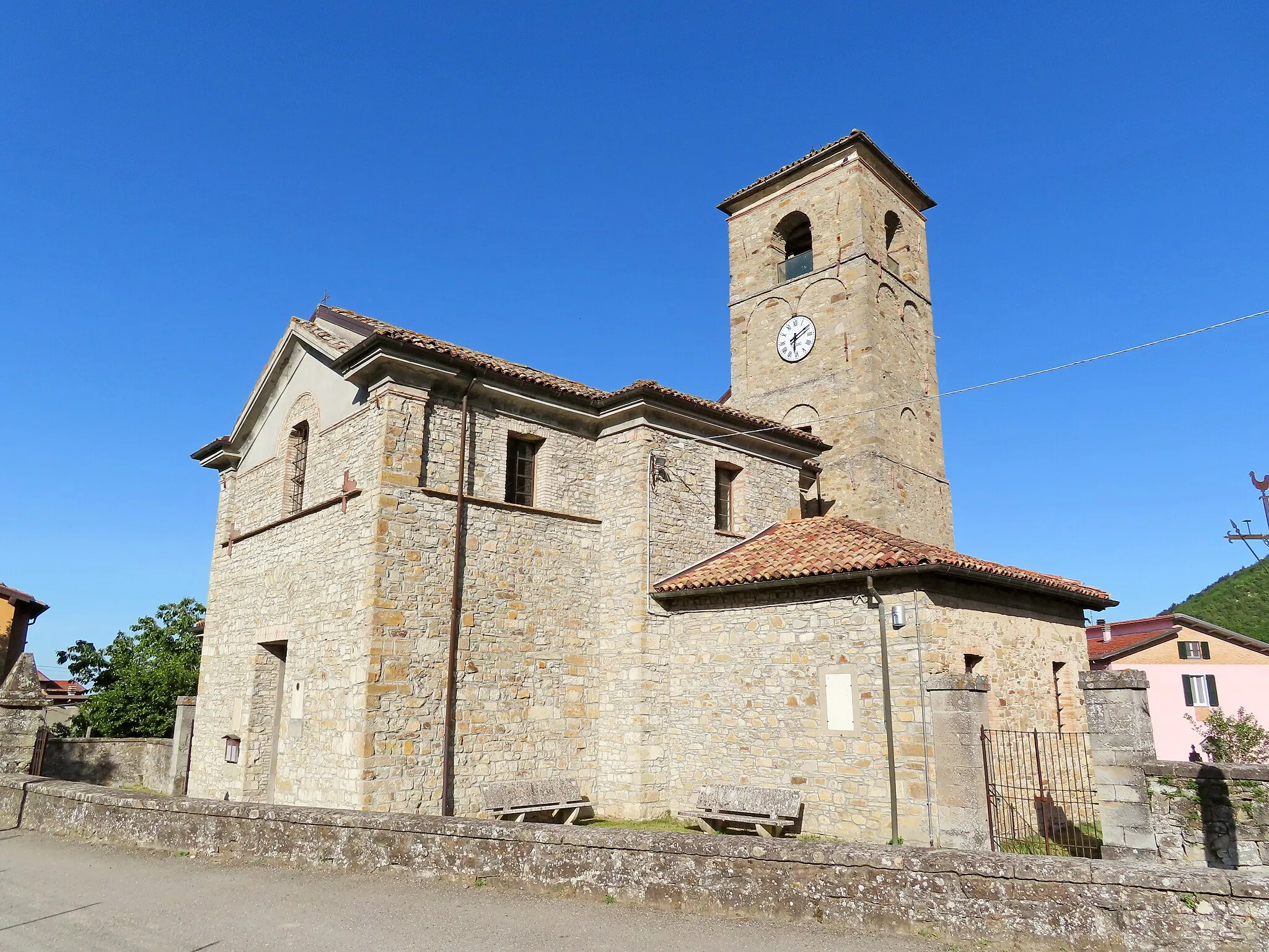 Photo showing: Facciata e lato sud della chiesa di Santo Stefano
