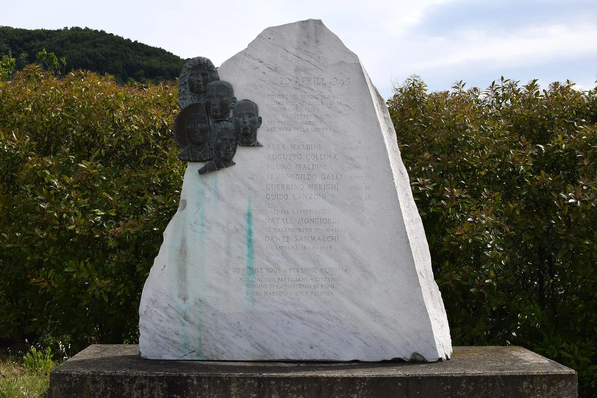 Photo showing: Cippo dedicato alla memoria dei morti della Brigata Bolero durante la battaglia di Monte Capra. I monumento è stato creato nel 2006 come emblema della Resistenza nel territorio di Zola Predosa, Casalecchio di Reno e Sasso Marconi (Bologna).