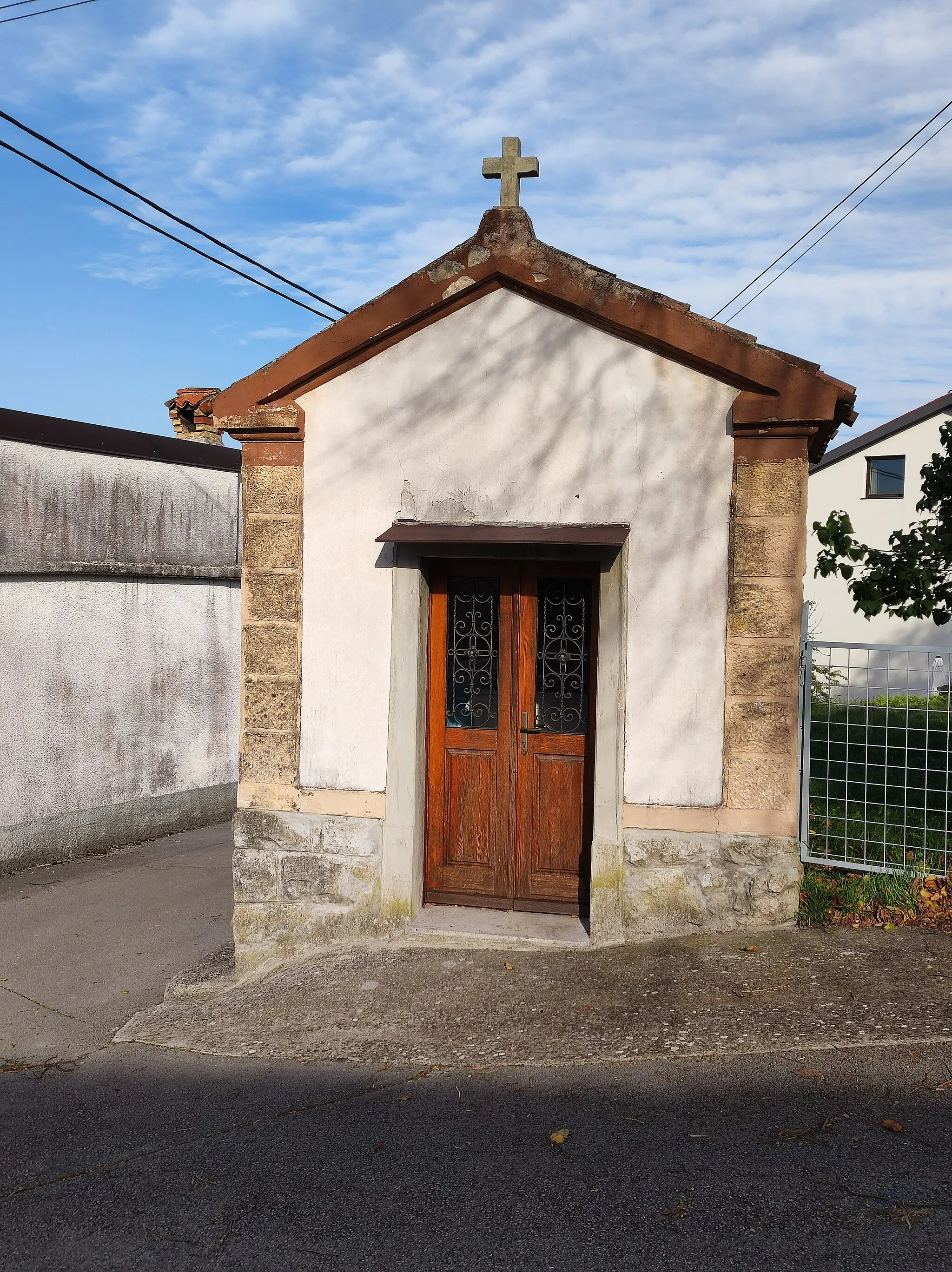 Photo showing: Chapel shrine in Orlek, known as "pri Huslih".