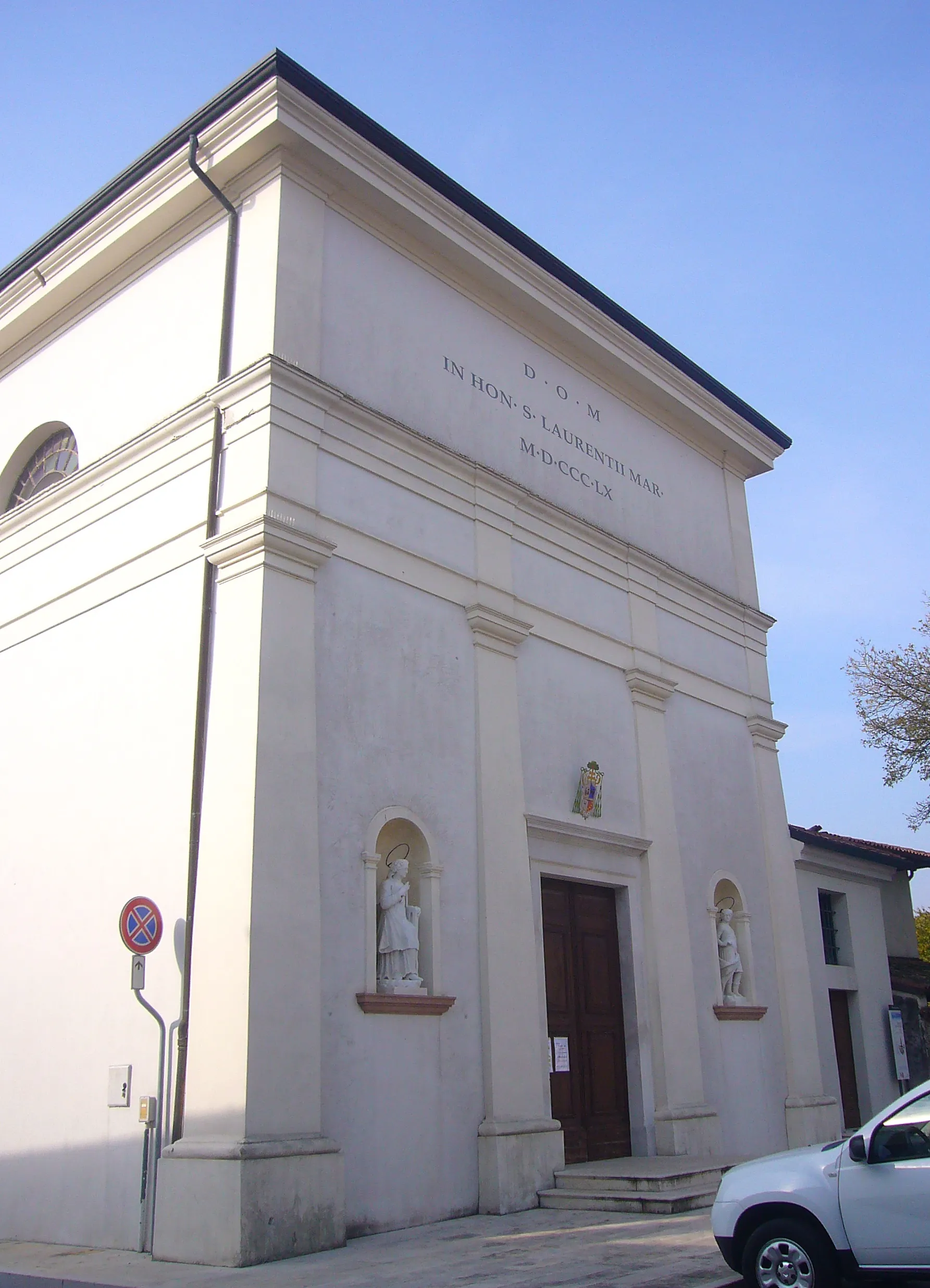 Photo showing: La facciata della chiesa parrocchiale di San Lorenzo Martire a Varmo