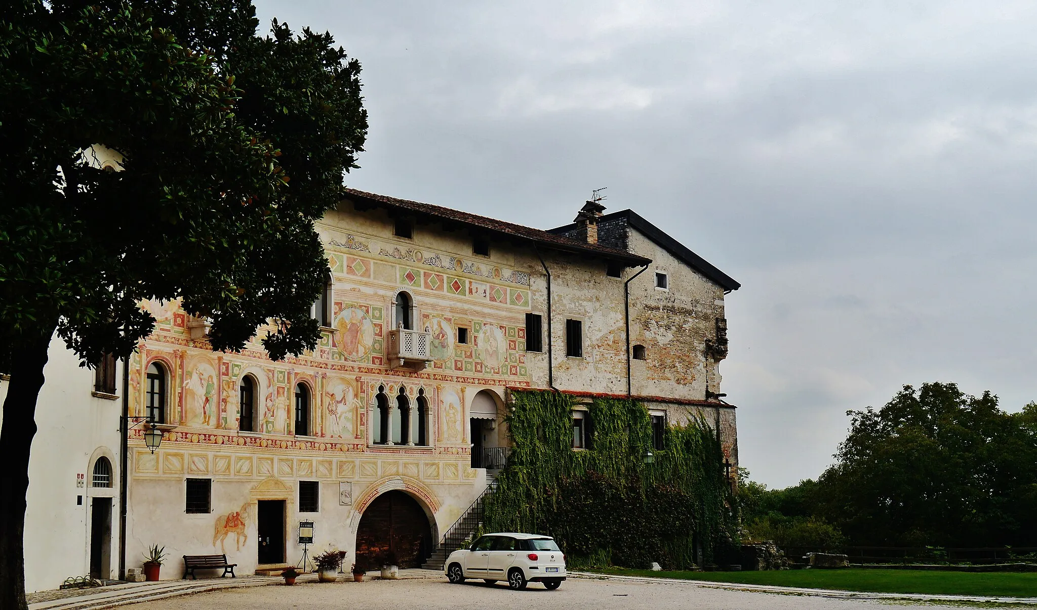 Photo showing: Inner Courtyard of the Castle, Spilimbergo, Province of Pordenone, Region of Friuli-Venezia Giulia, Italy