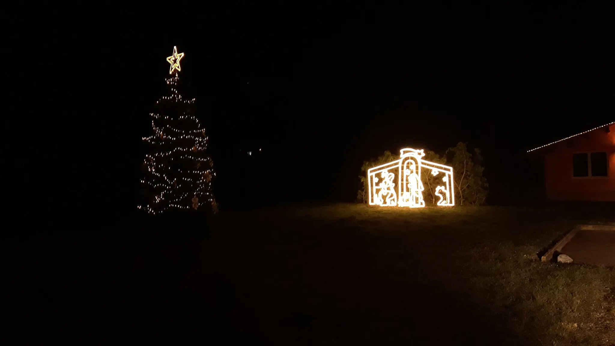 Photo showing: L’abete decorato e la natività affianco