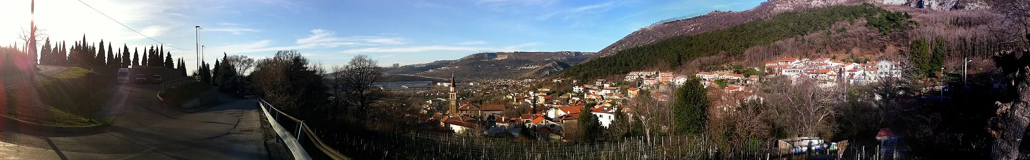 Photo showing: Panoramic view of the suburbs from the village of Dolina near Trieste, Italy.