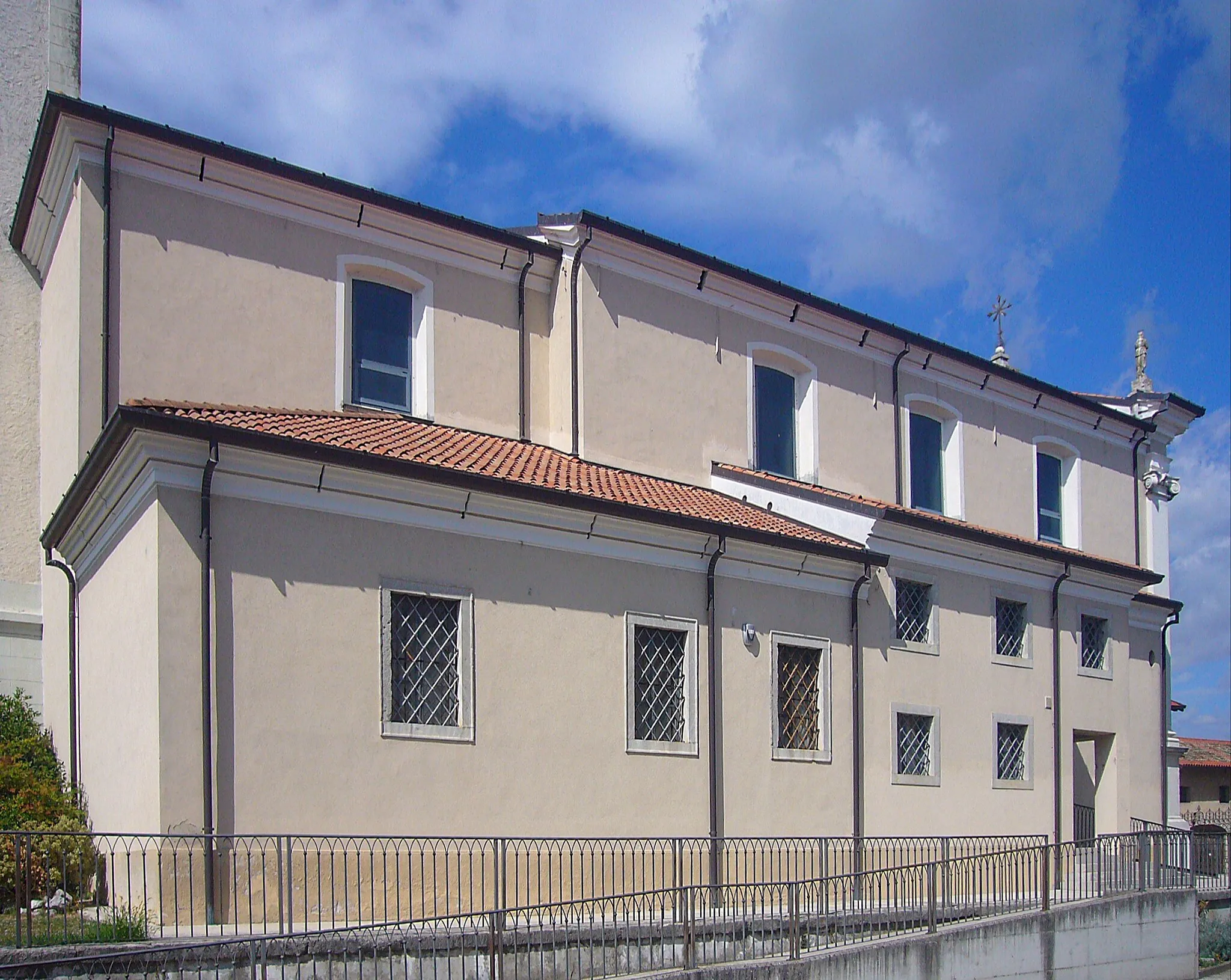 Photo showing: Il fianco meridionale della chiesa parrocchiale di San Martino Vescovo a Nespoledo